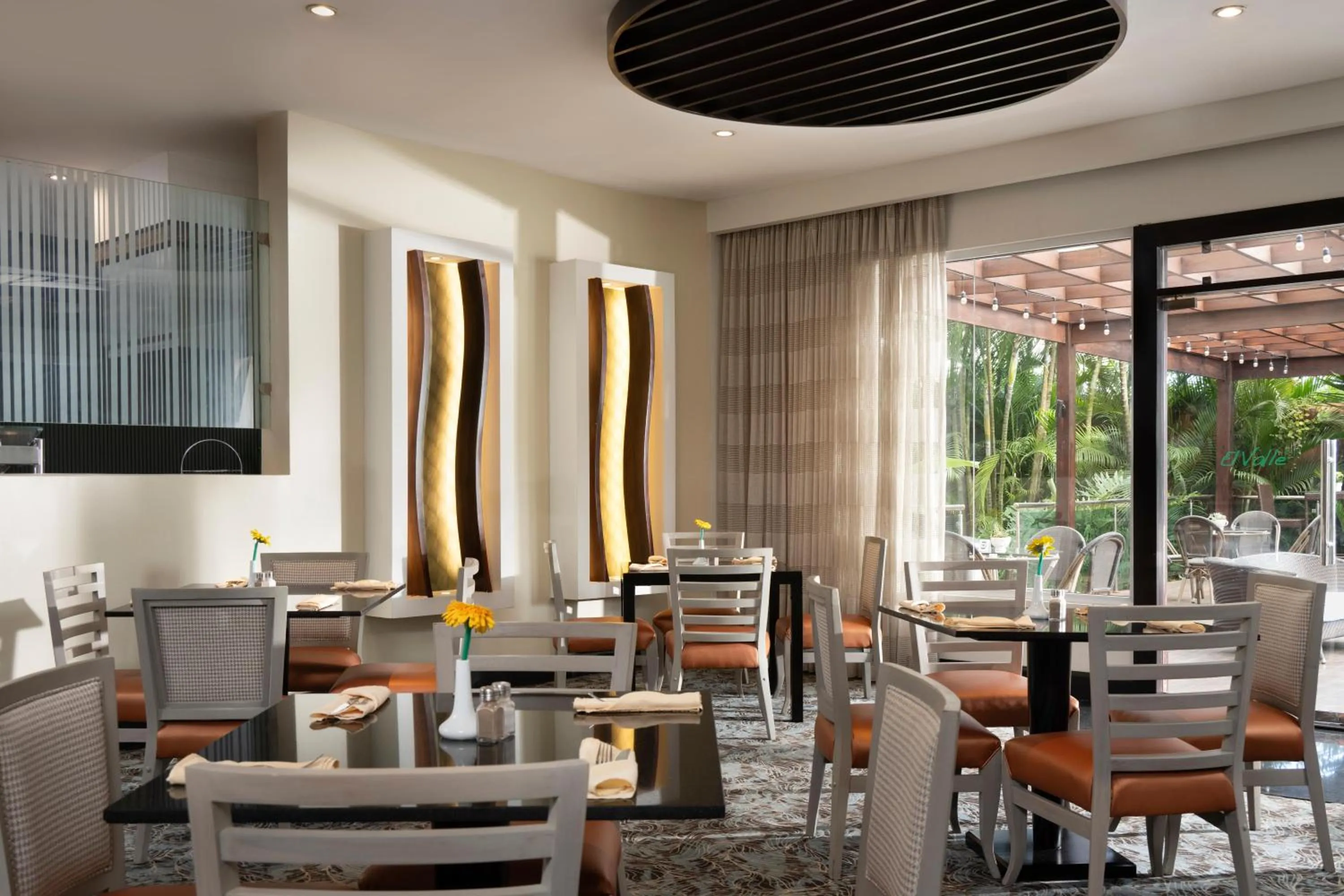 Restaurant/places to eat in Hodelpa Garden Court