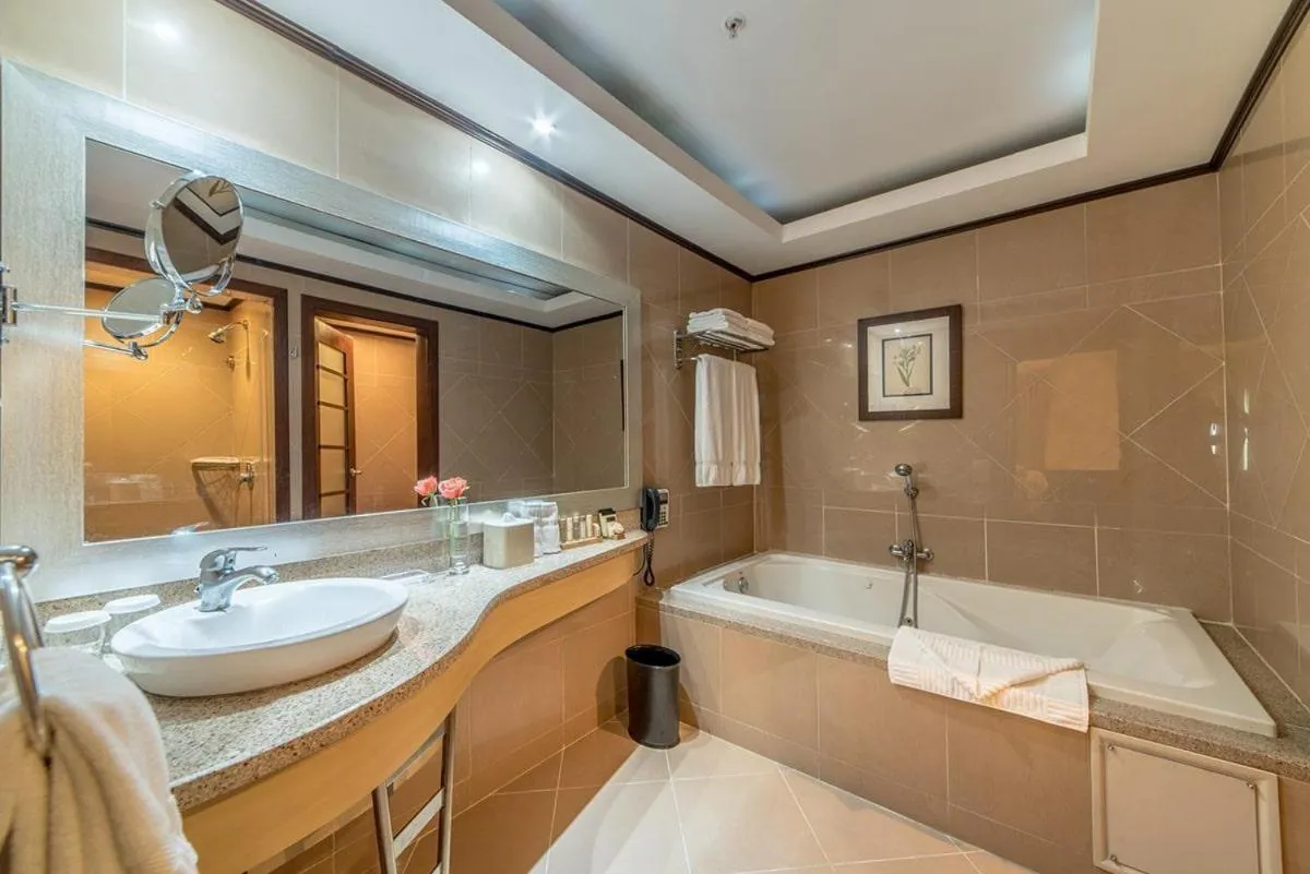 Bathroom in Hodelpa Garden Court