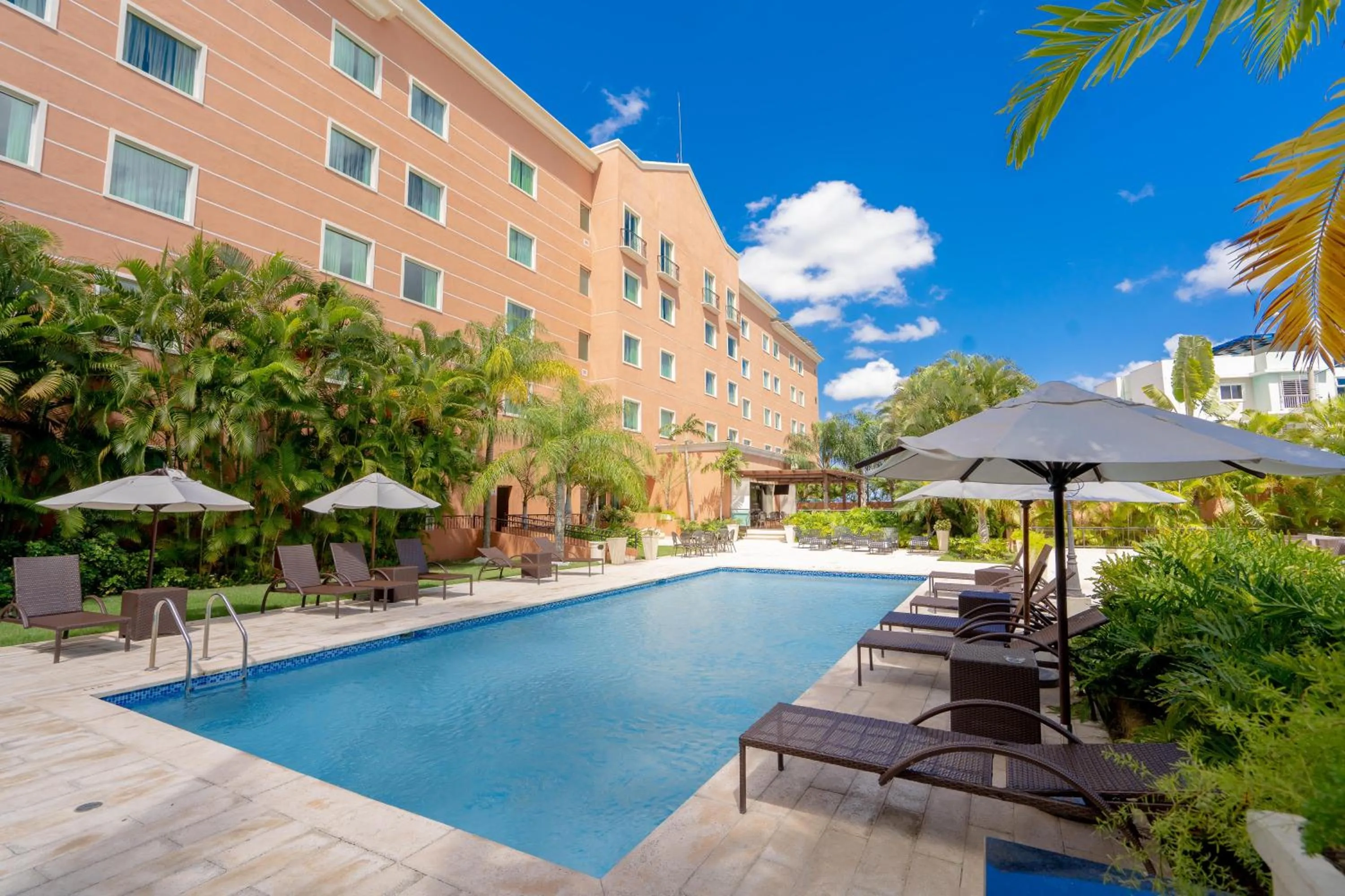 Swimming pool in Hodelpa Garden Court