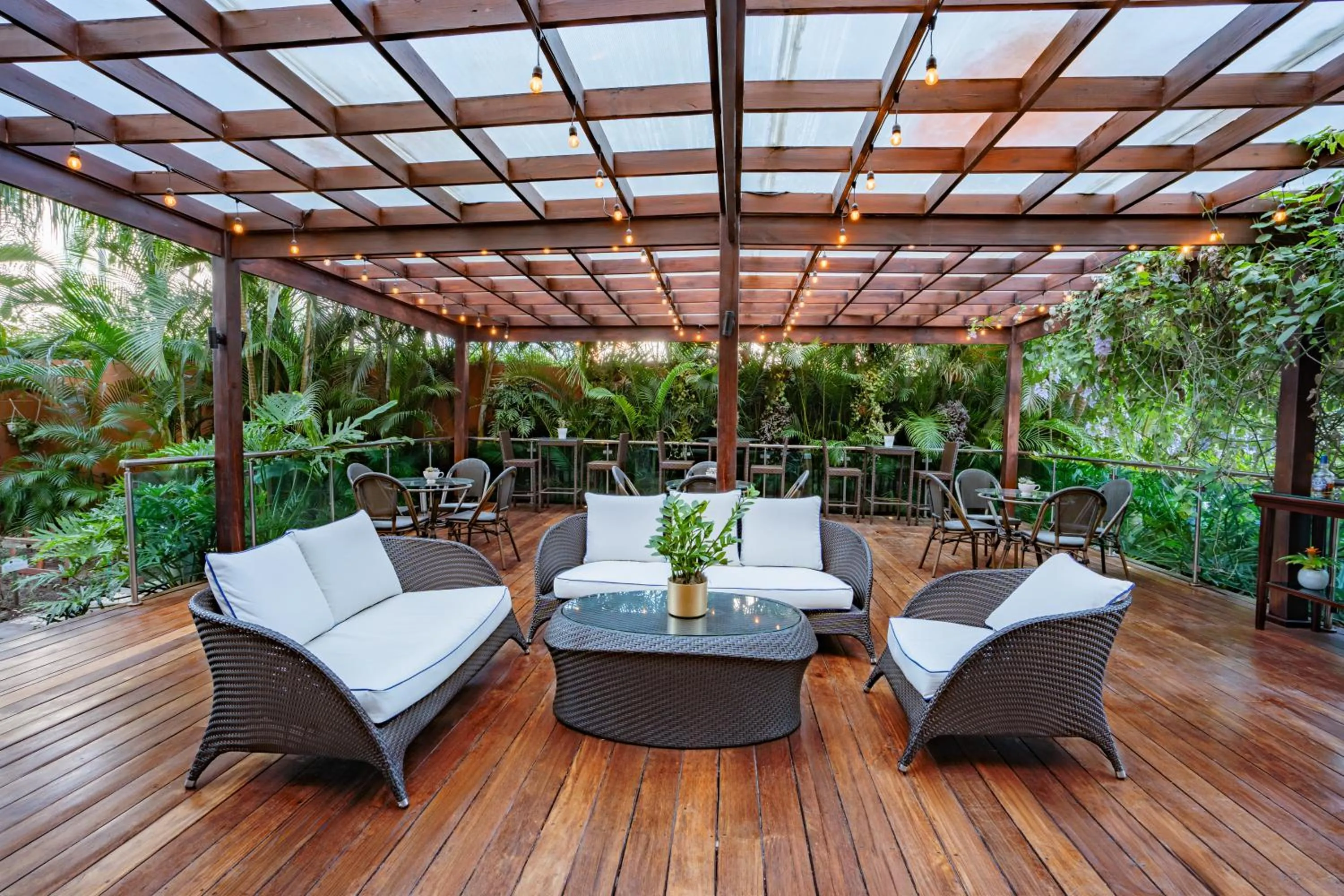 Restaurant/places to eat in Hodelpa Garden Court