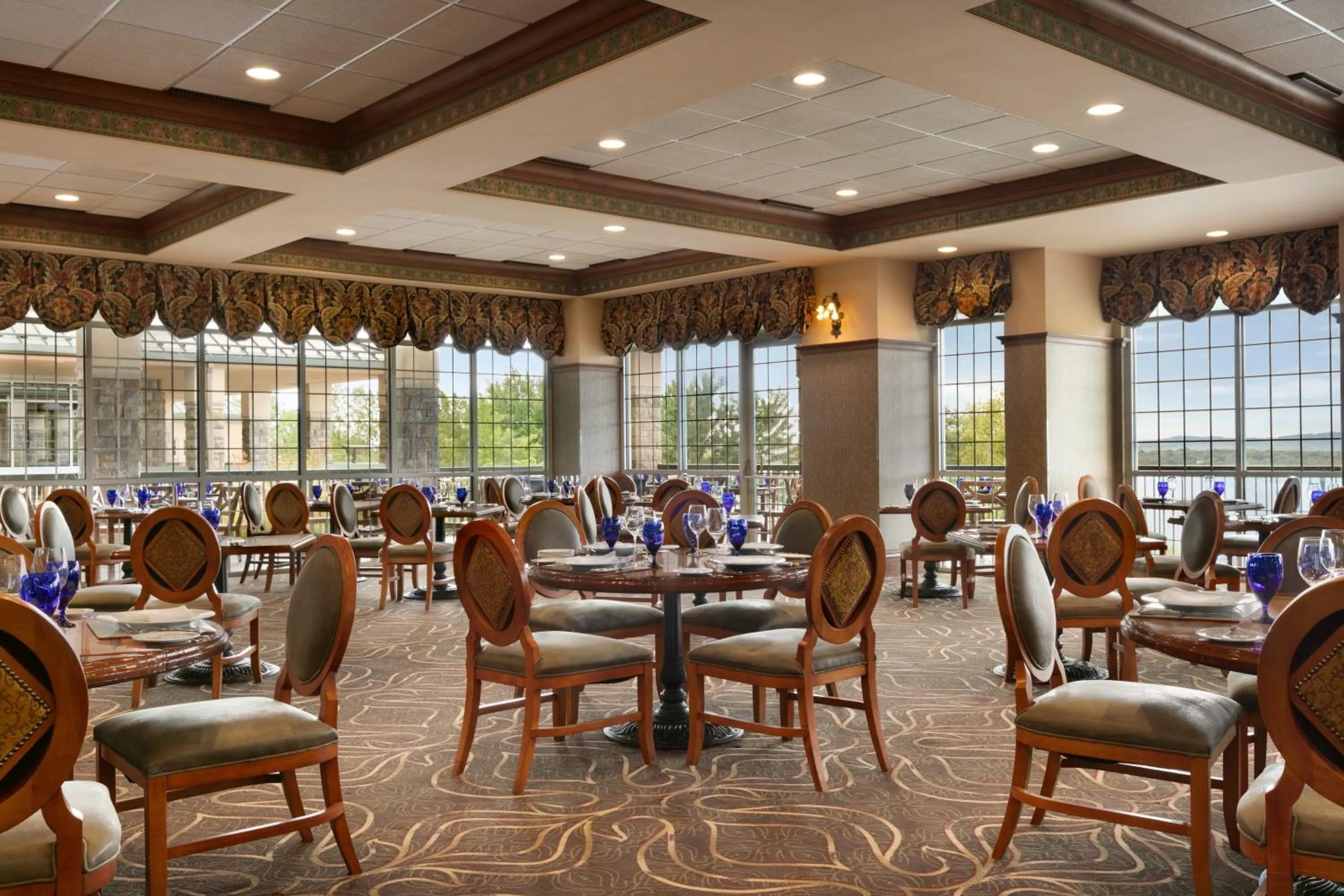 Restaurant/places to eat in Chateau on the Lake Resort Spa and Convention Center