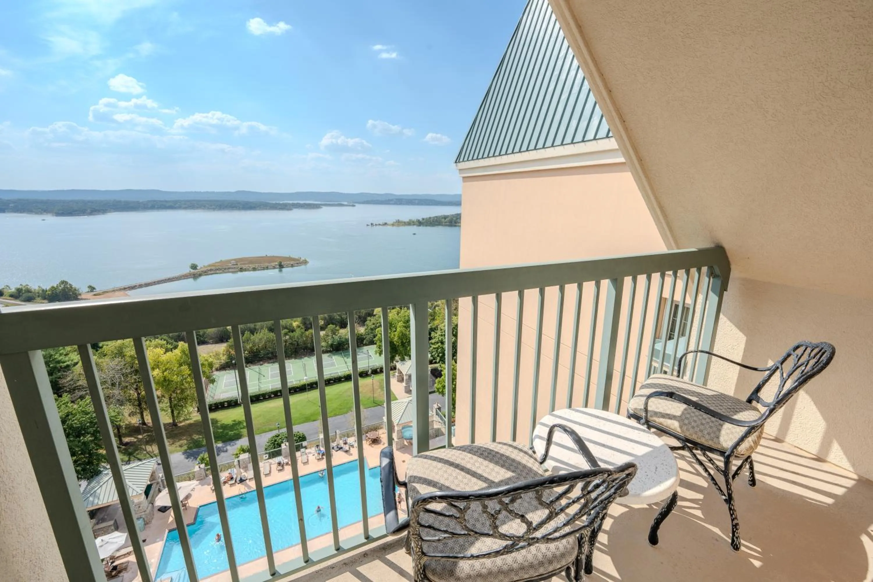 Balcony/Terrace in Chateau on the Lake Resort Spa and Convention Center