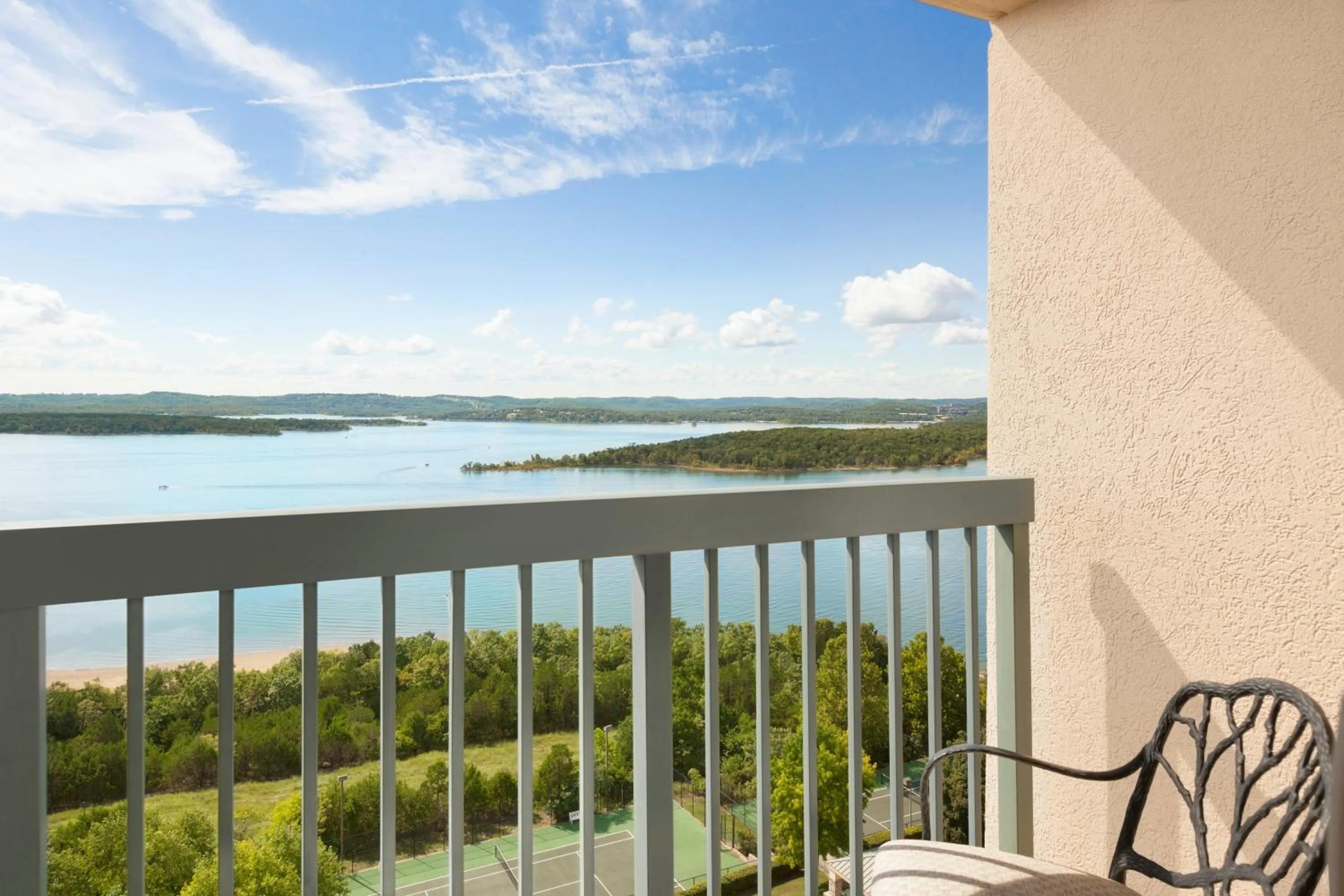 Balcony/Terrace in Chateau on the Lake Resort Spa and Convention Center