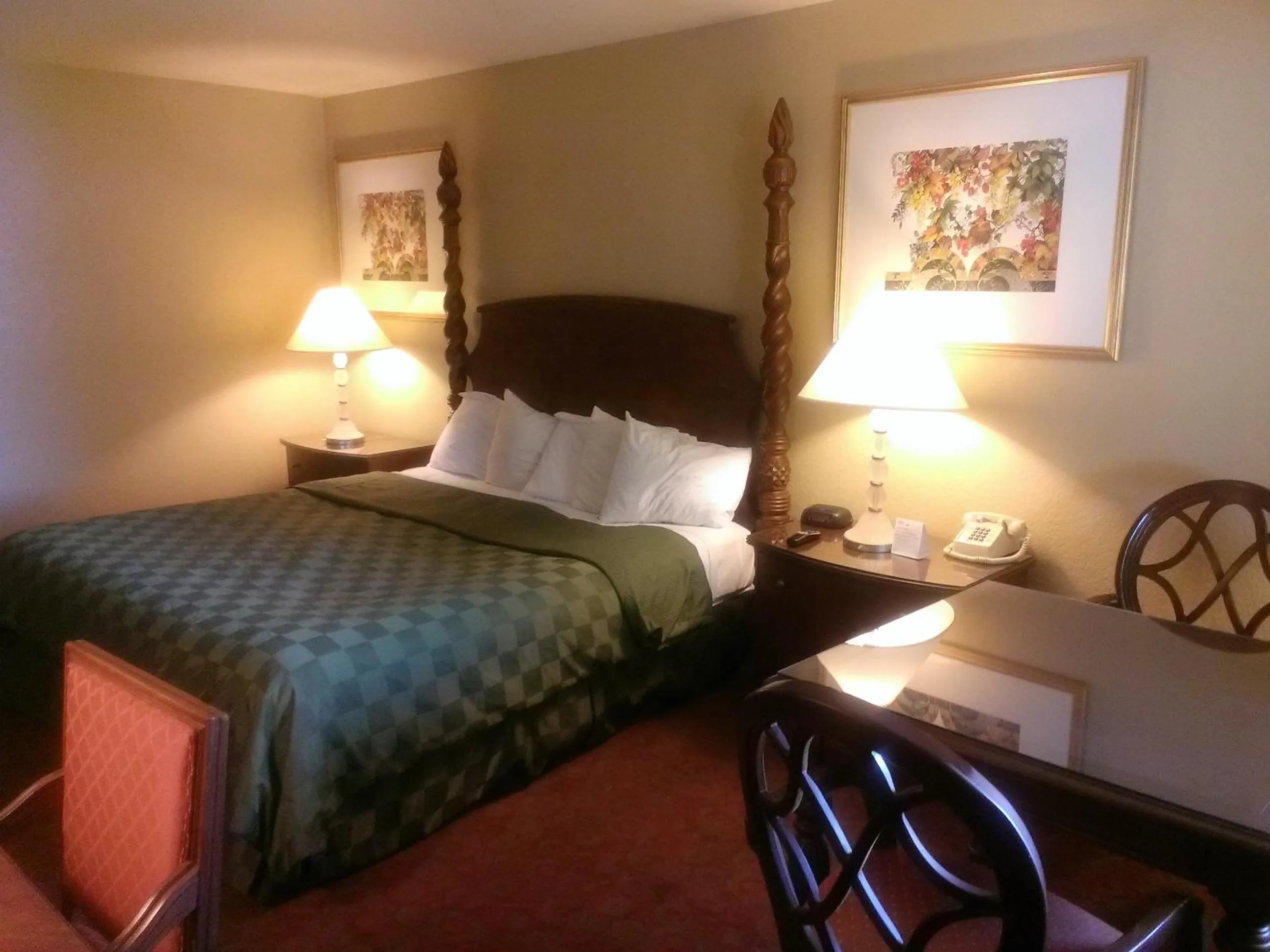 Bed in Days Inn by Wyndham Kingman East