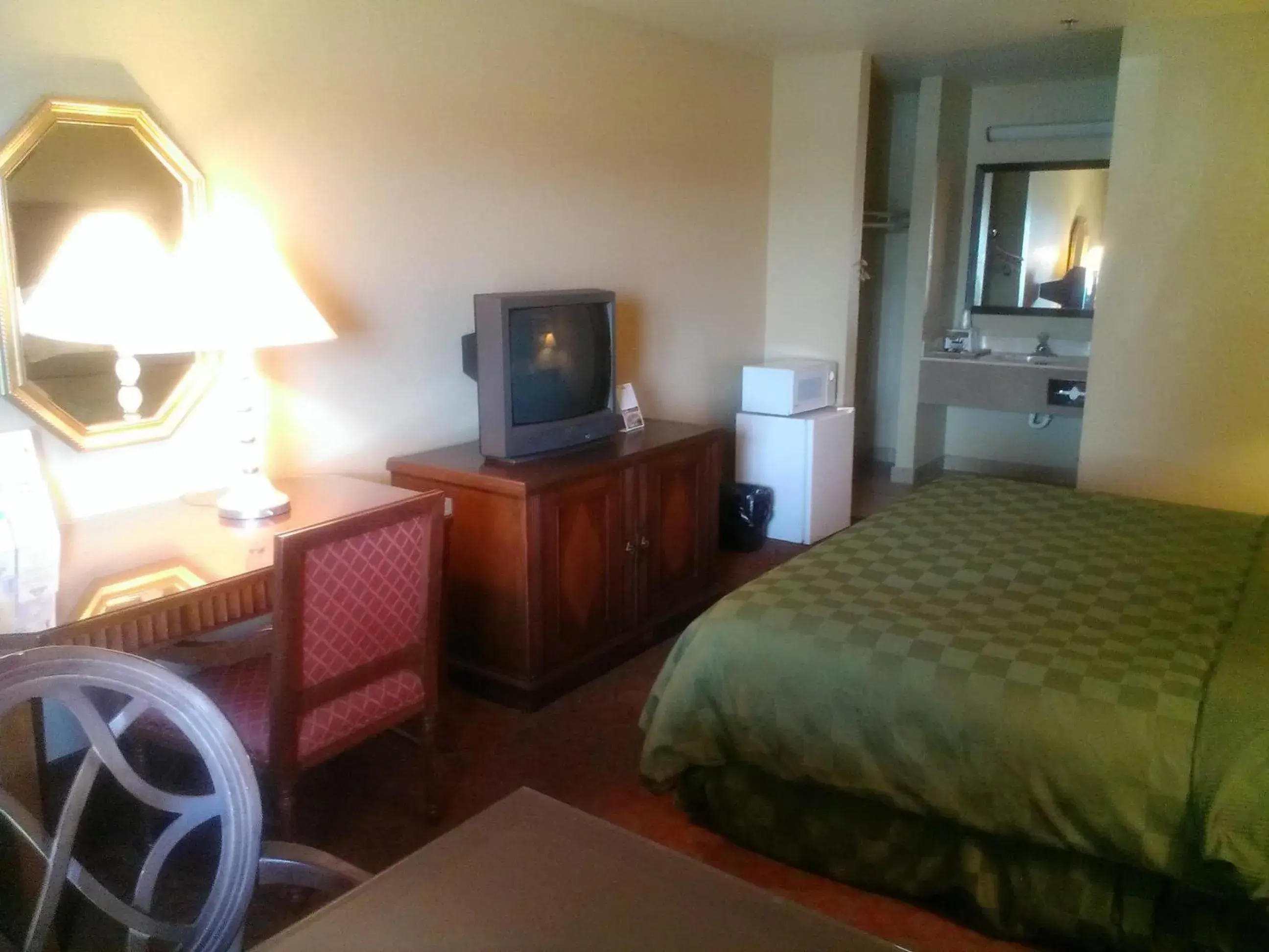 King Room - Disability Access/Non-Smoking in Days Inn by Wyndham Kingman East King Room - Disability Access/Non-Smoking in Days Inn by Wyndham Kingman East