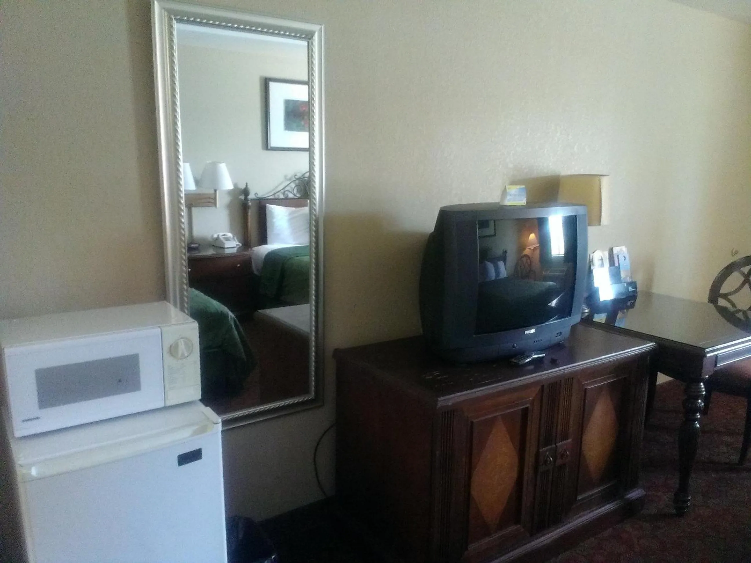 TV and multimedia in Days Inn by Wyndham Kingman East