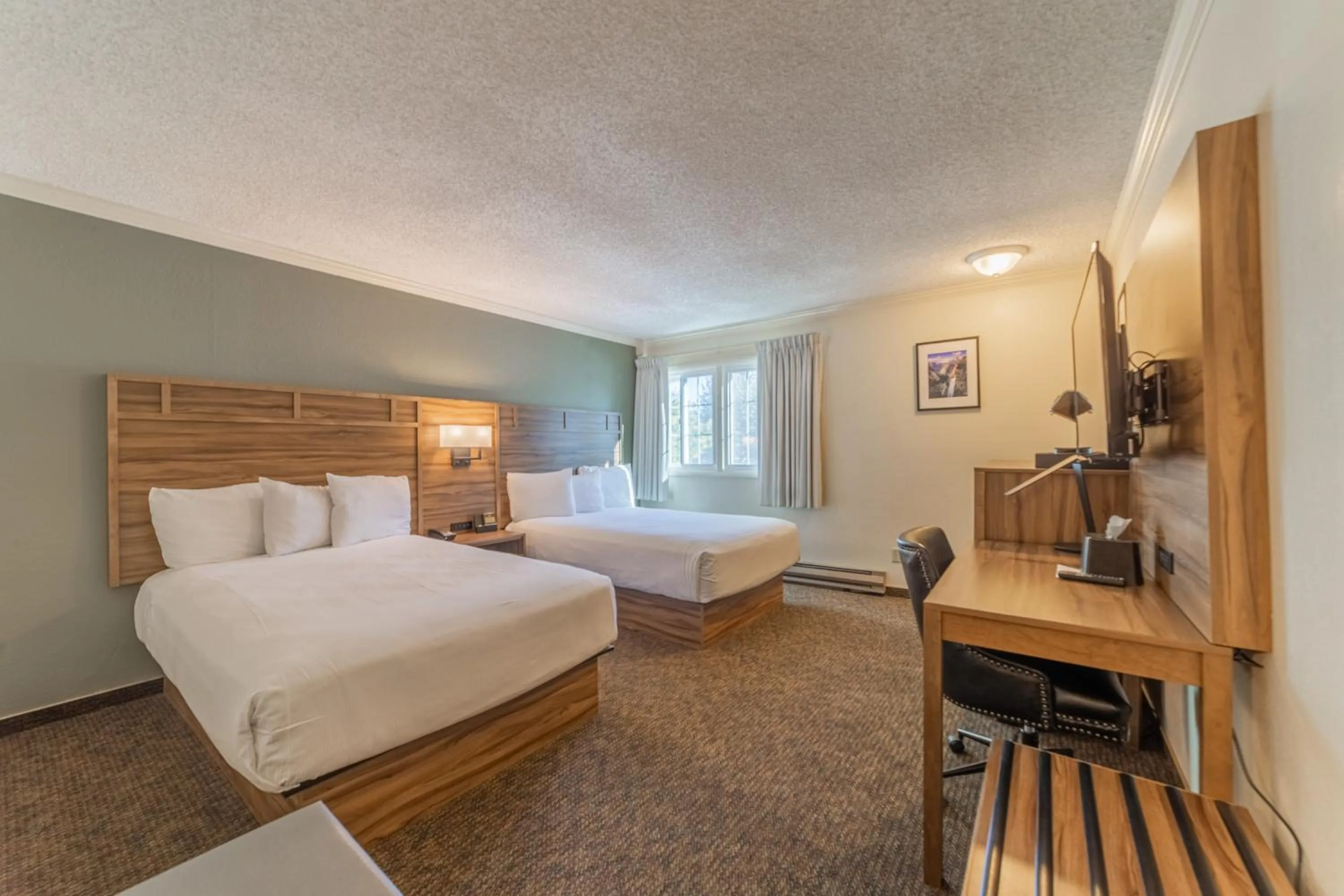 Photo of the whole room, Bed in Alpenhof Lodge