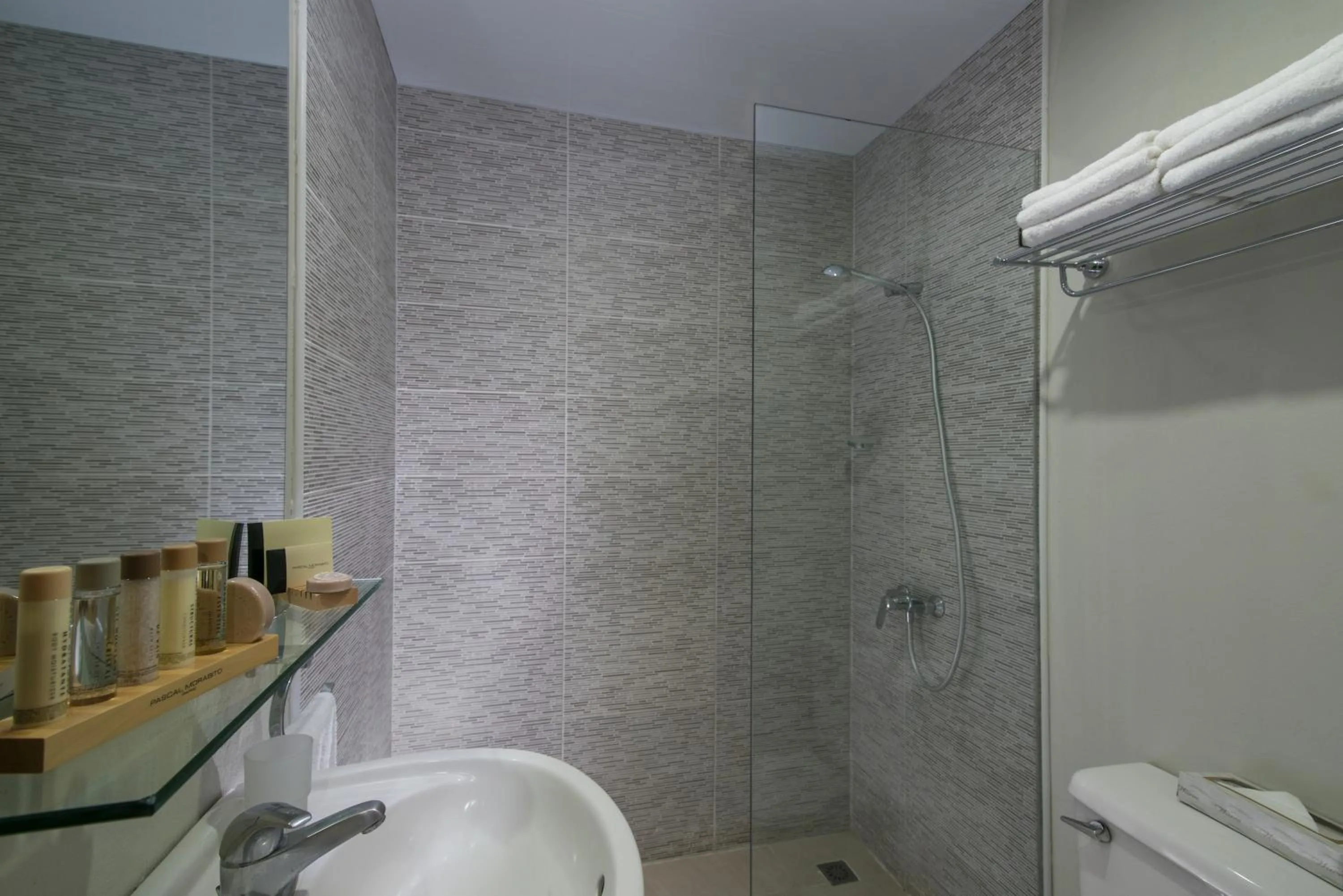 Shower in Hodelpa Caribe Colonial