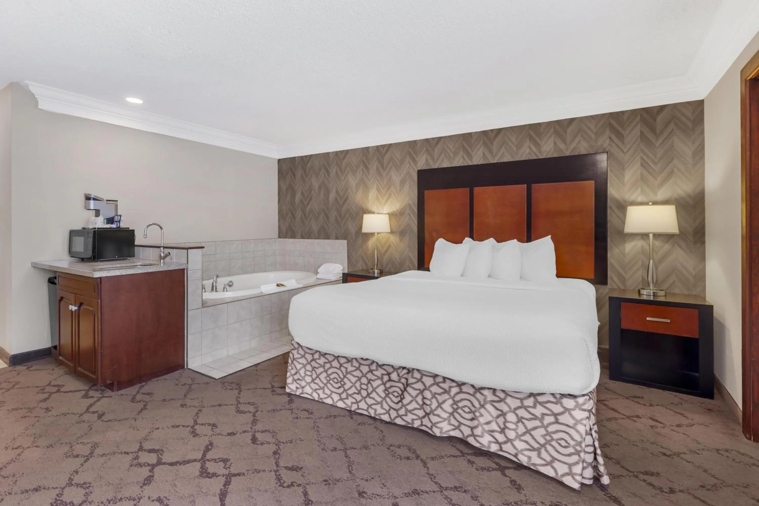 Bedroom, Bed in Best Western Plus Otonabee Inn