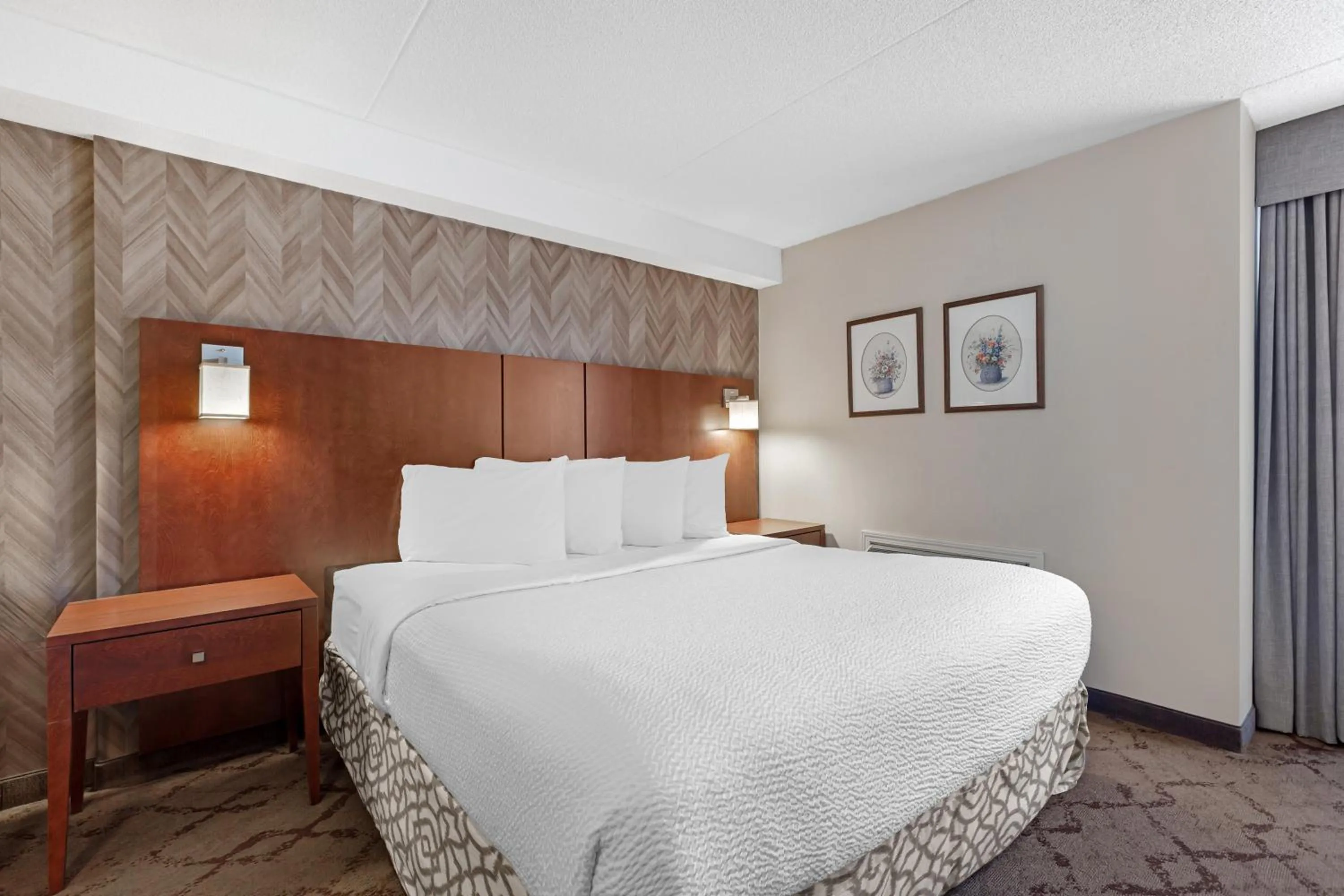 Bedroom, Bed in Best Western Plus Otonabee Inn