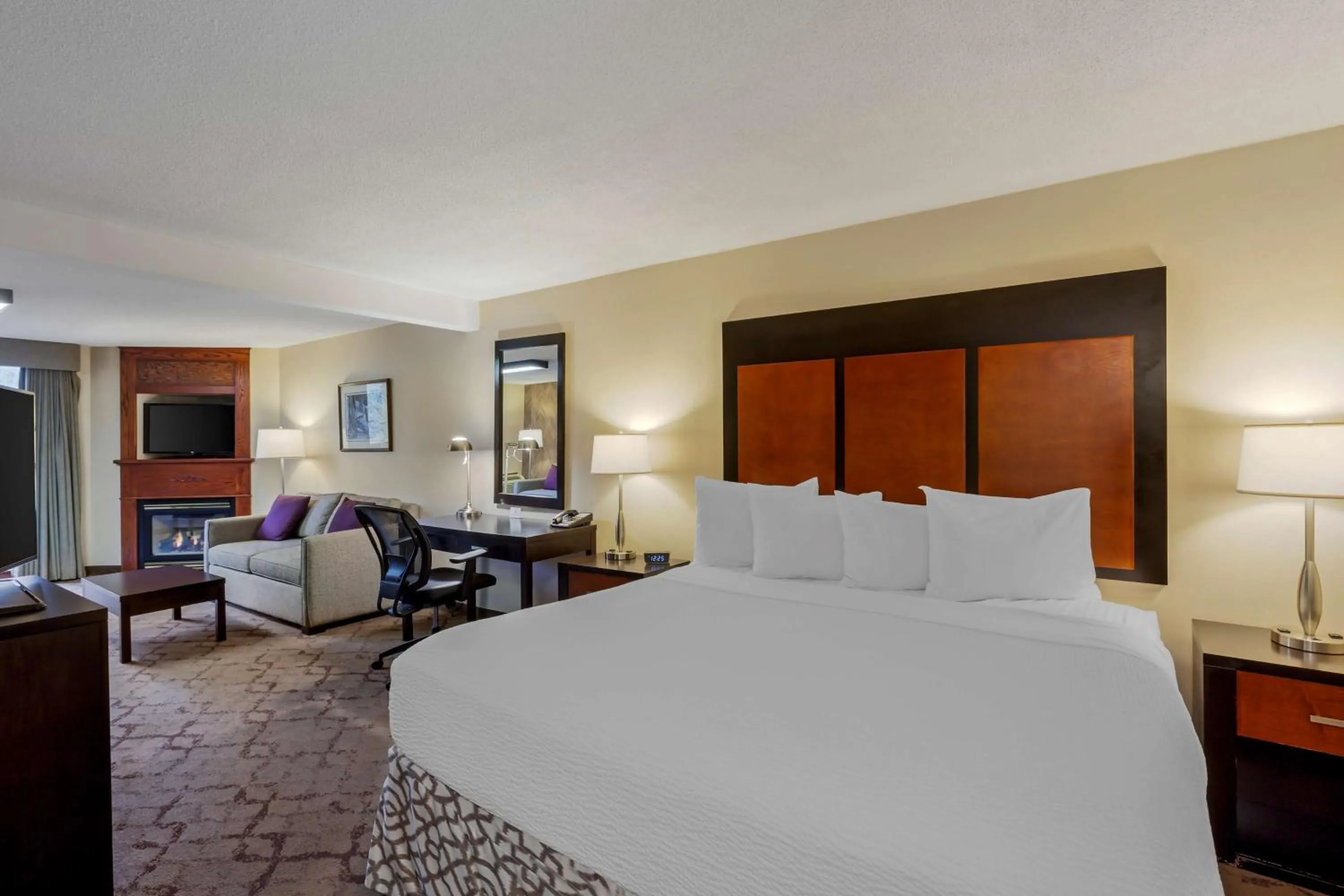 Bedroom, Bed in Best Western Plus Otonabee Inn