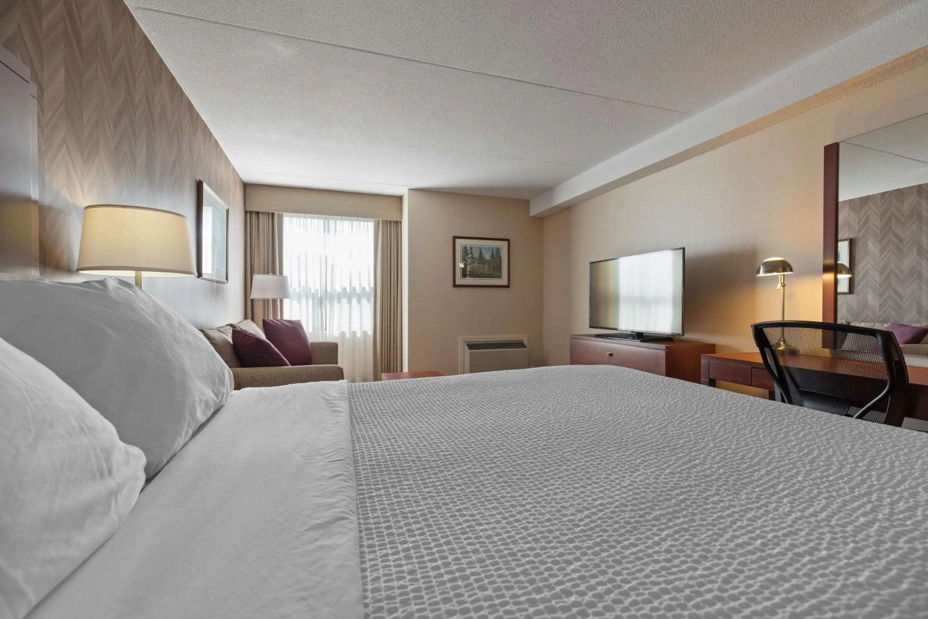 Bedroom, Bed in Best Western Plus Otonabee Inn