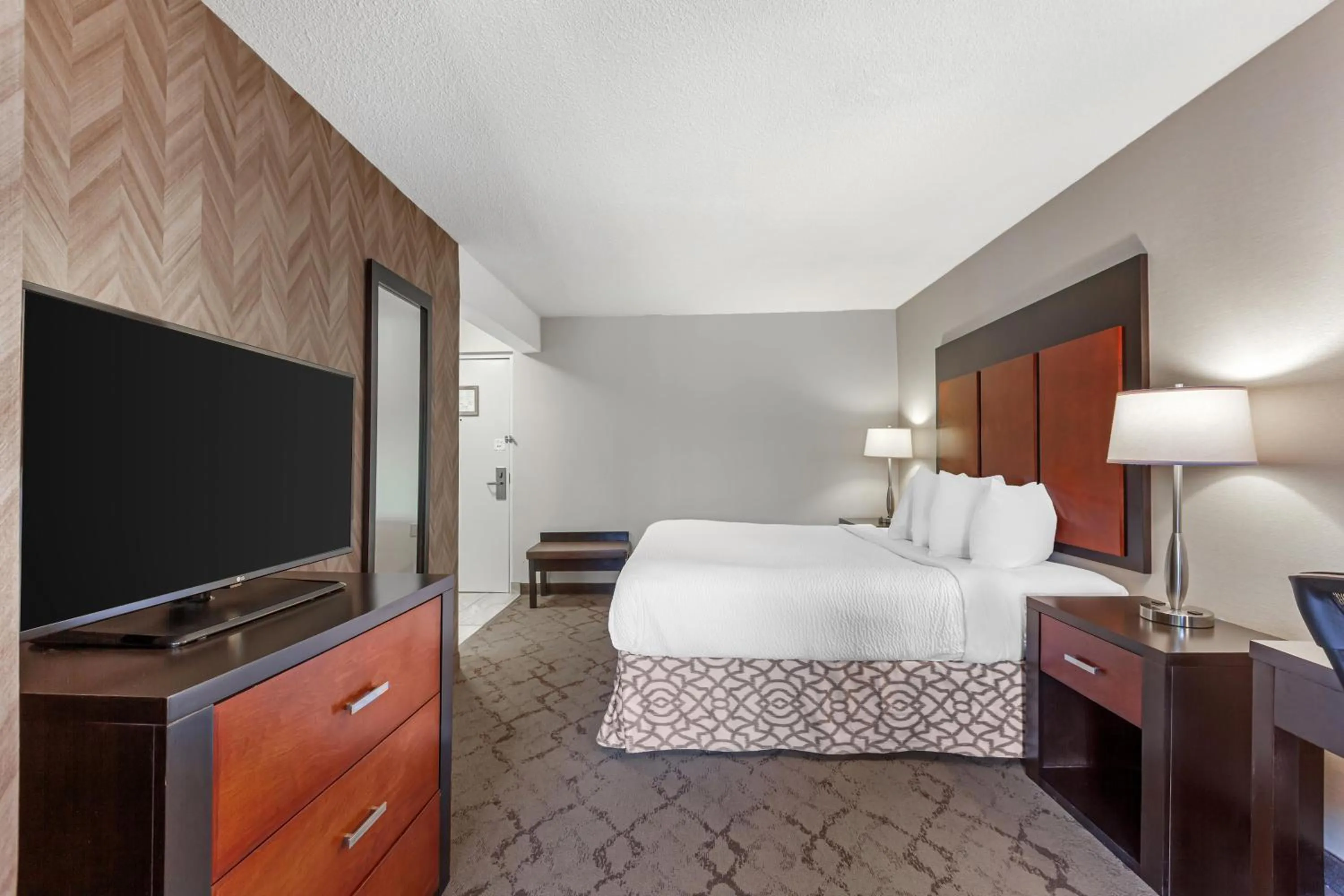 Bedroom, Bed in Best Western Plus Otonabee Inn