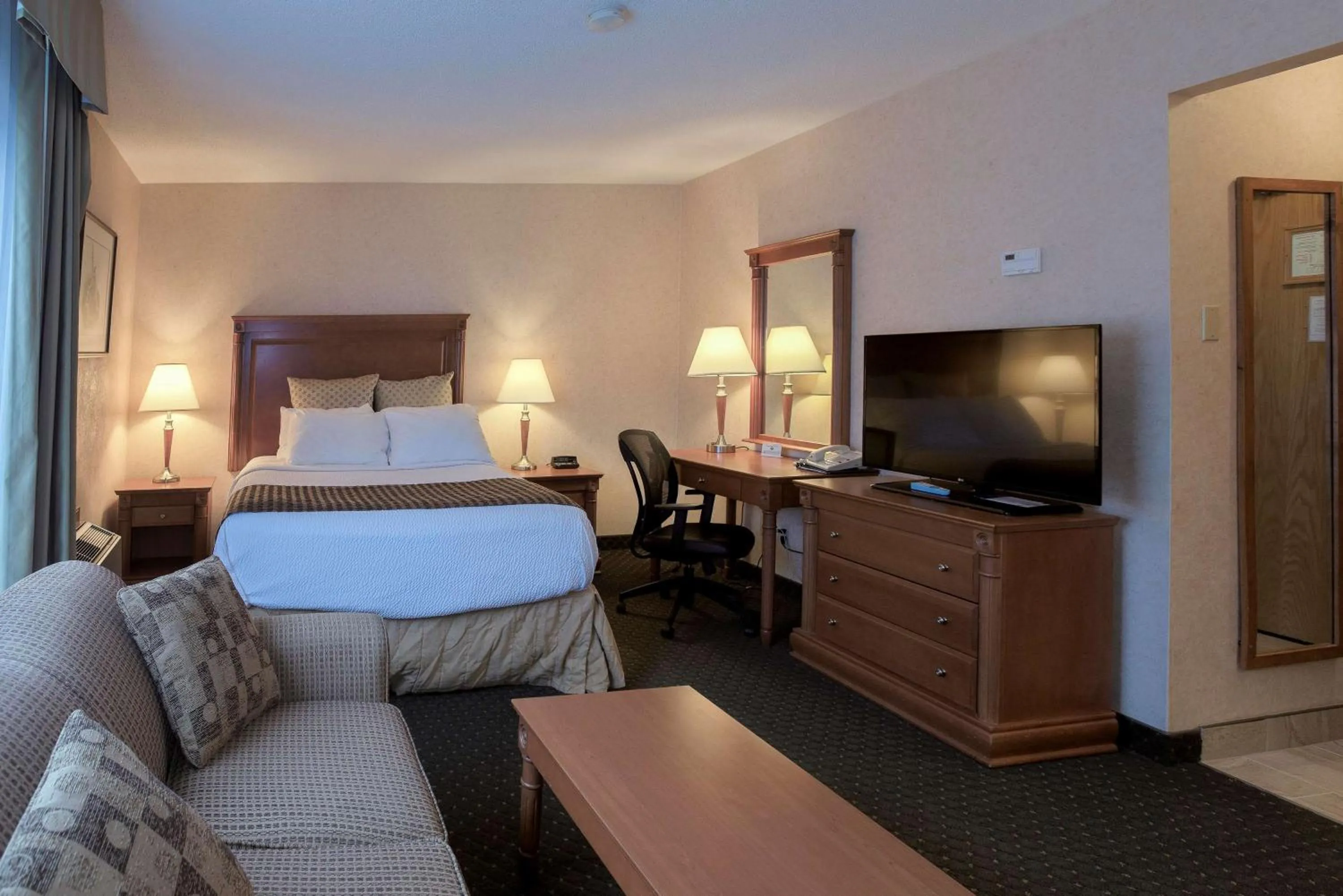 Bedroom, Bed in Best Western Plus Otonabee Inn