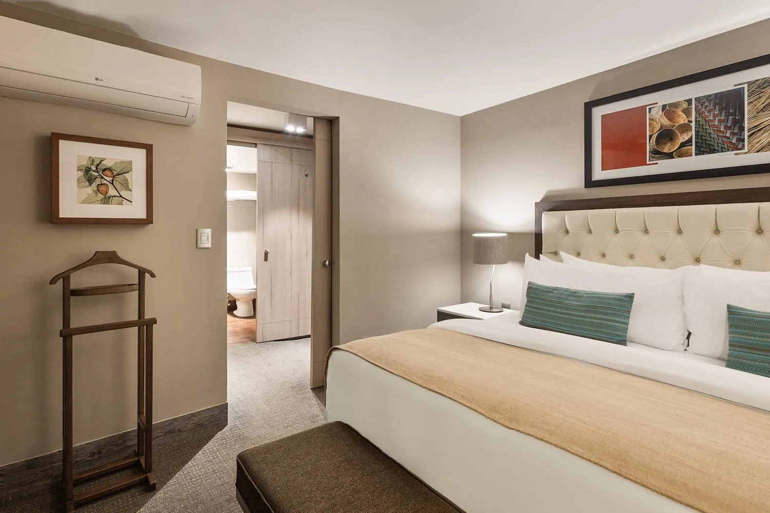 Photo of the whole room, Bed in Dominion Polanco