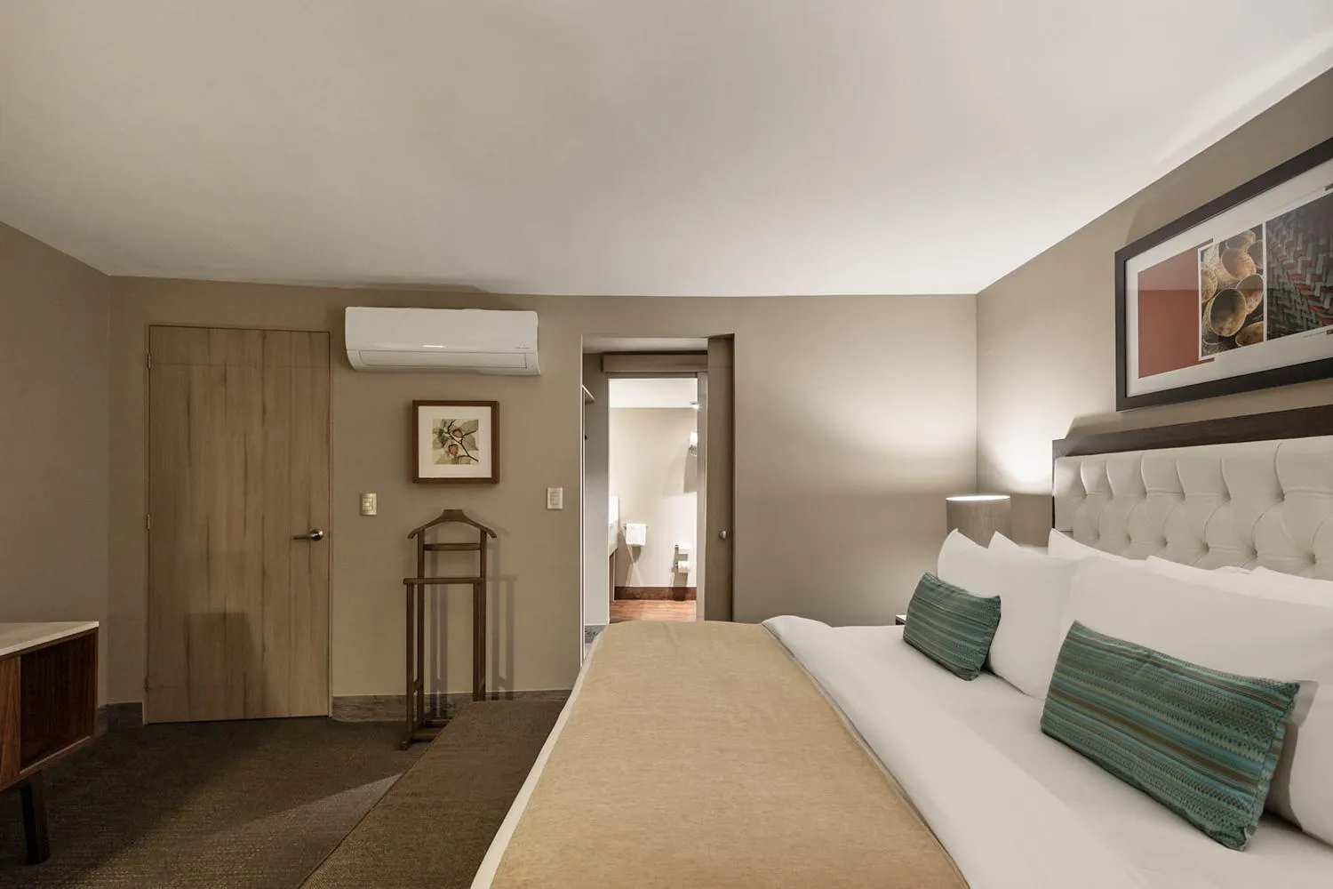 Photo of the whole room, Bed in Dominion Polanco