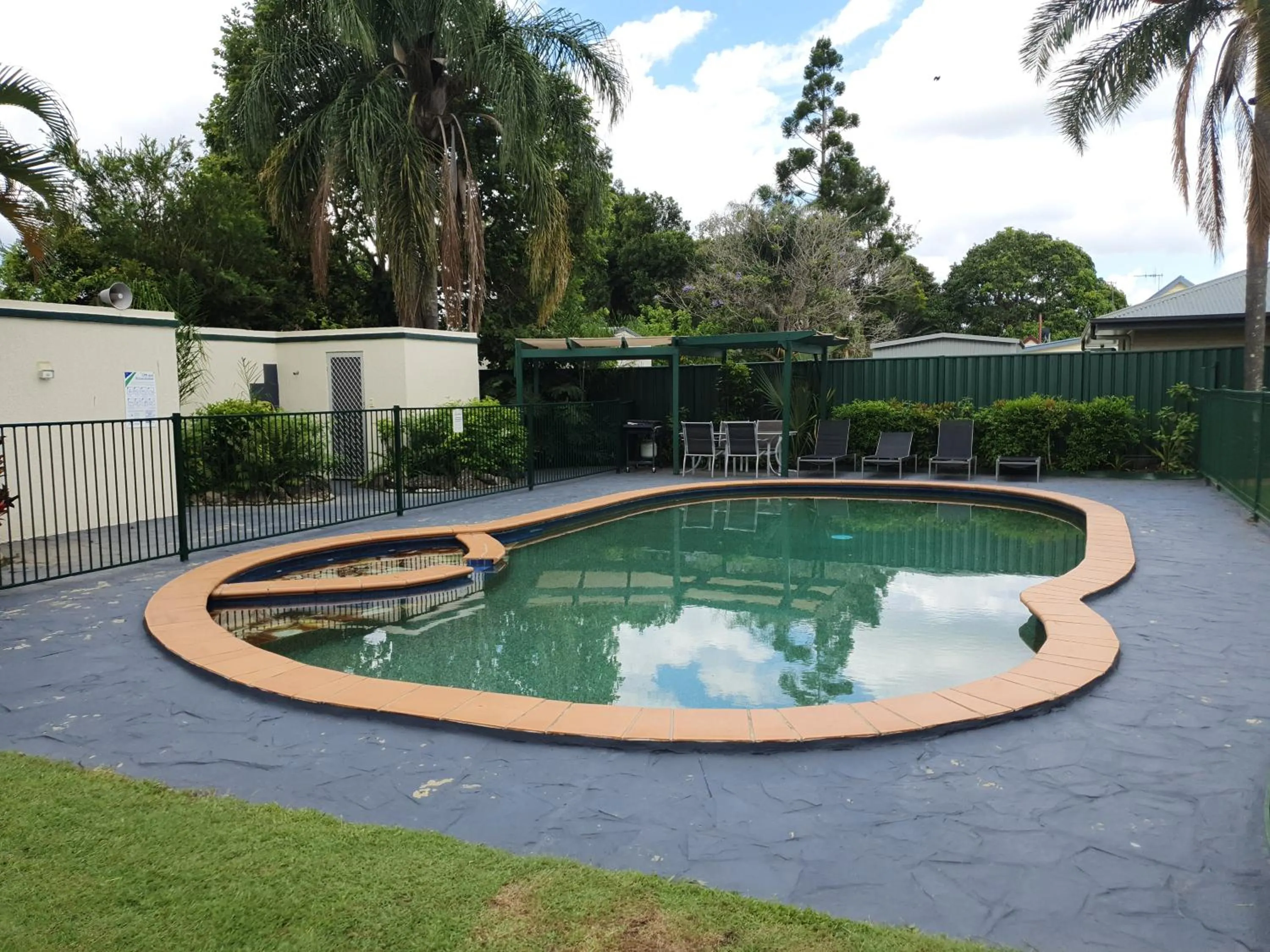Swimming pool in McNevins Maryborough Motel