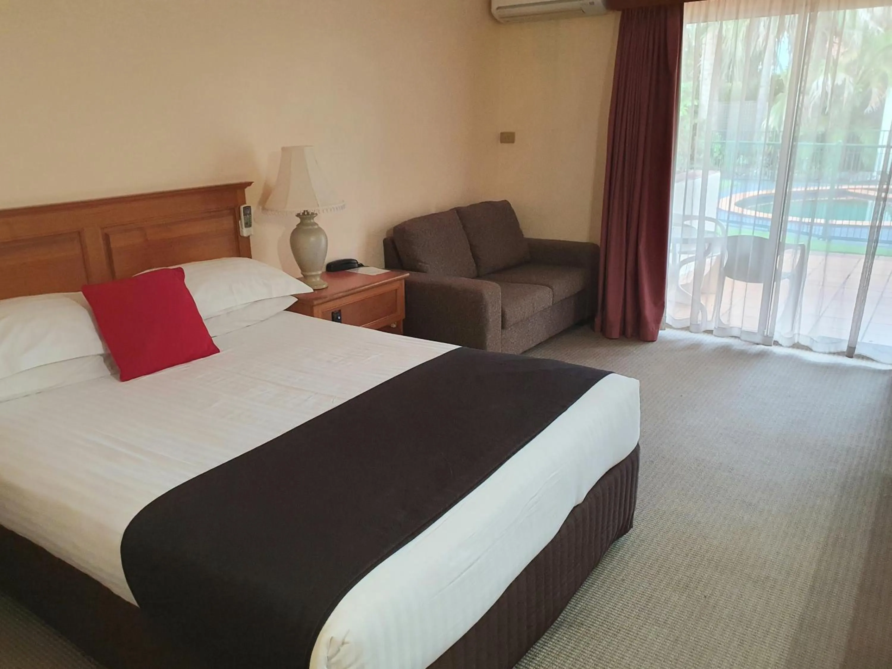 Double Room with Pool View in McNevins Maryborough Motel