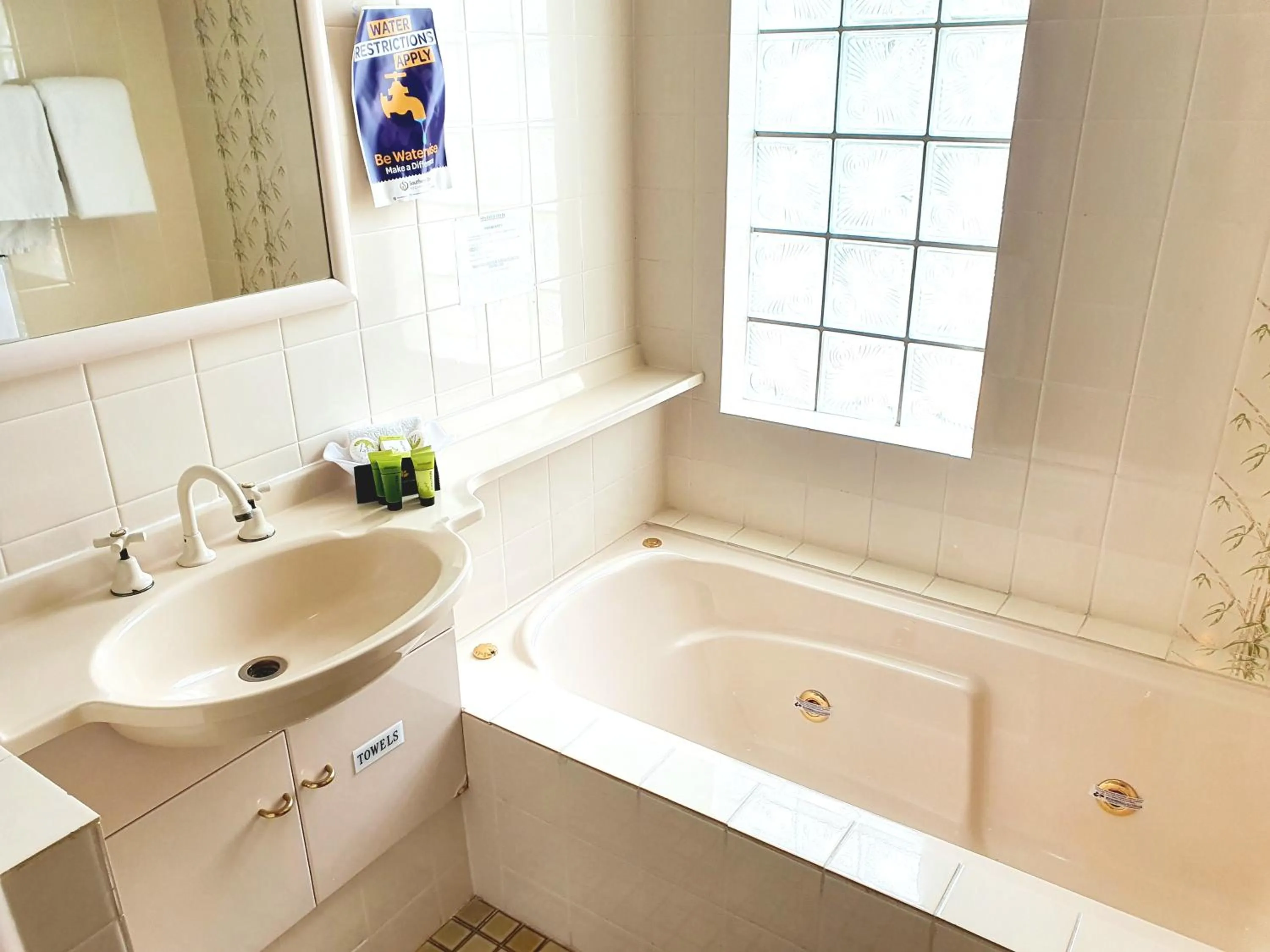 Bathroom in McNevins Warwick Motel