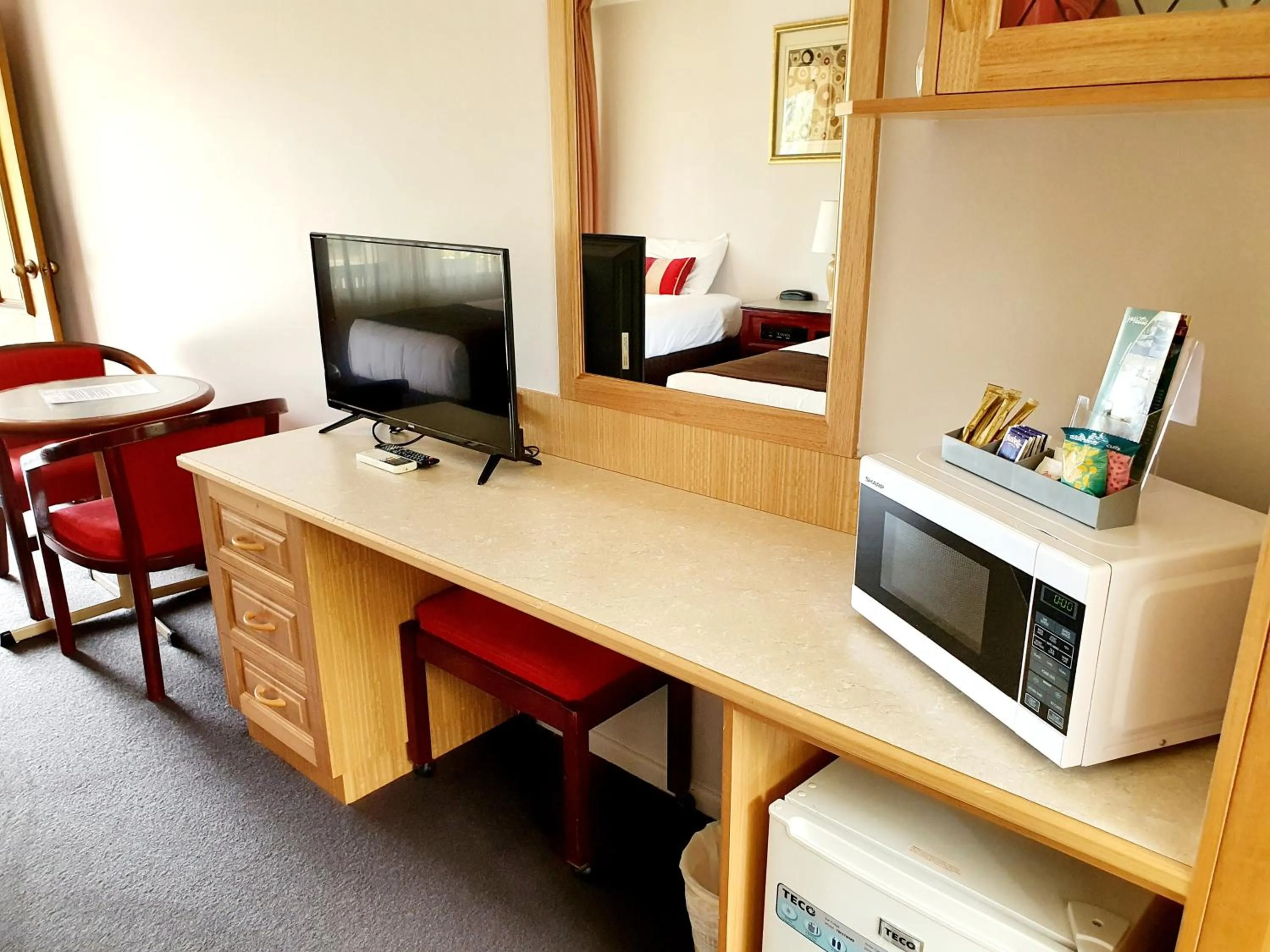 Coffee/tea facilities in McNevins Warwick Motel
