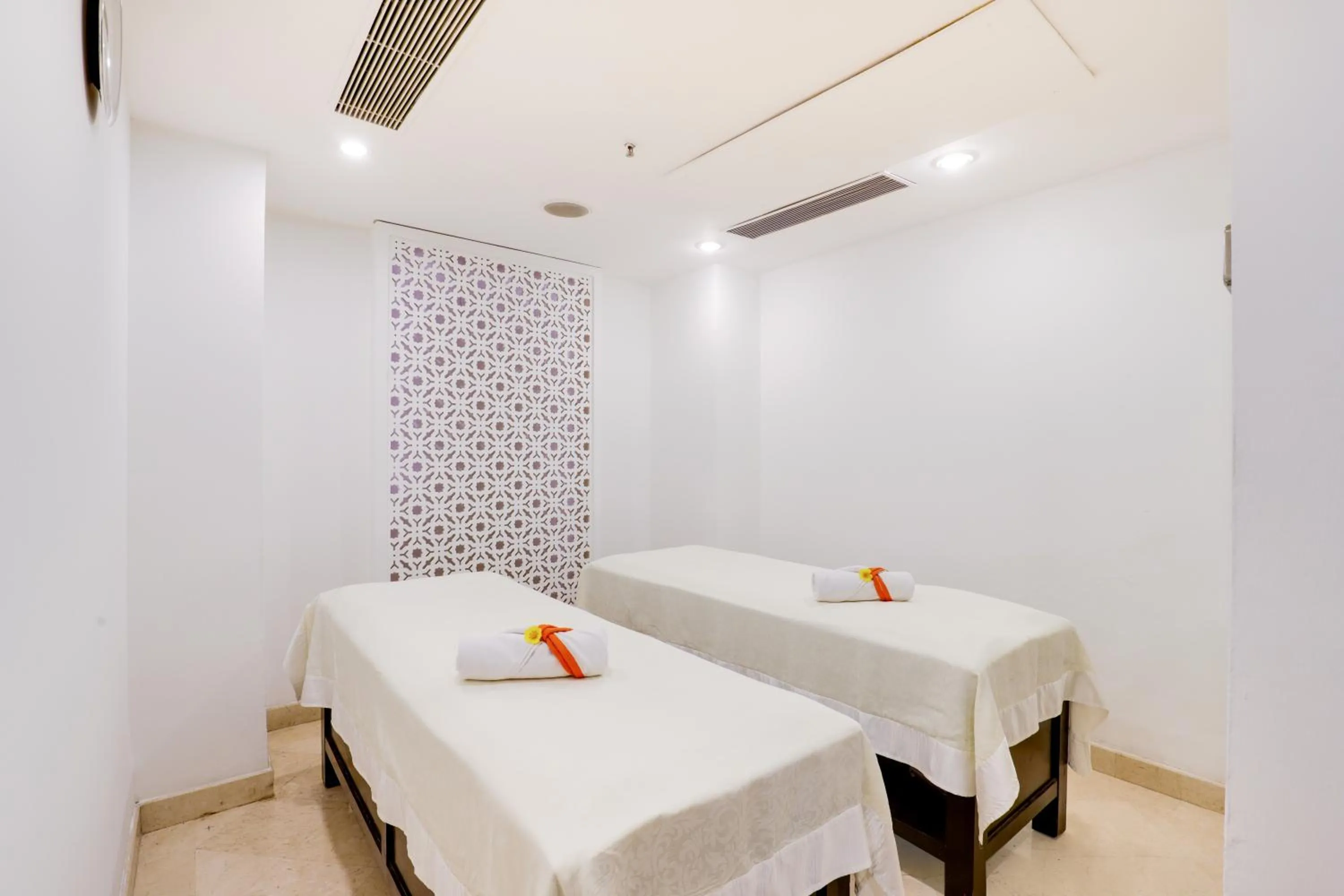 Spa and wellness centre/facilities, Bed in Lemon Tree Premier 1, Gurugram