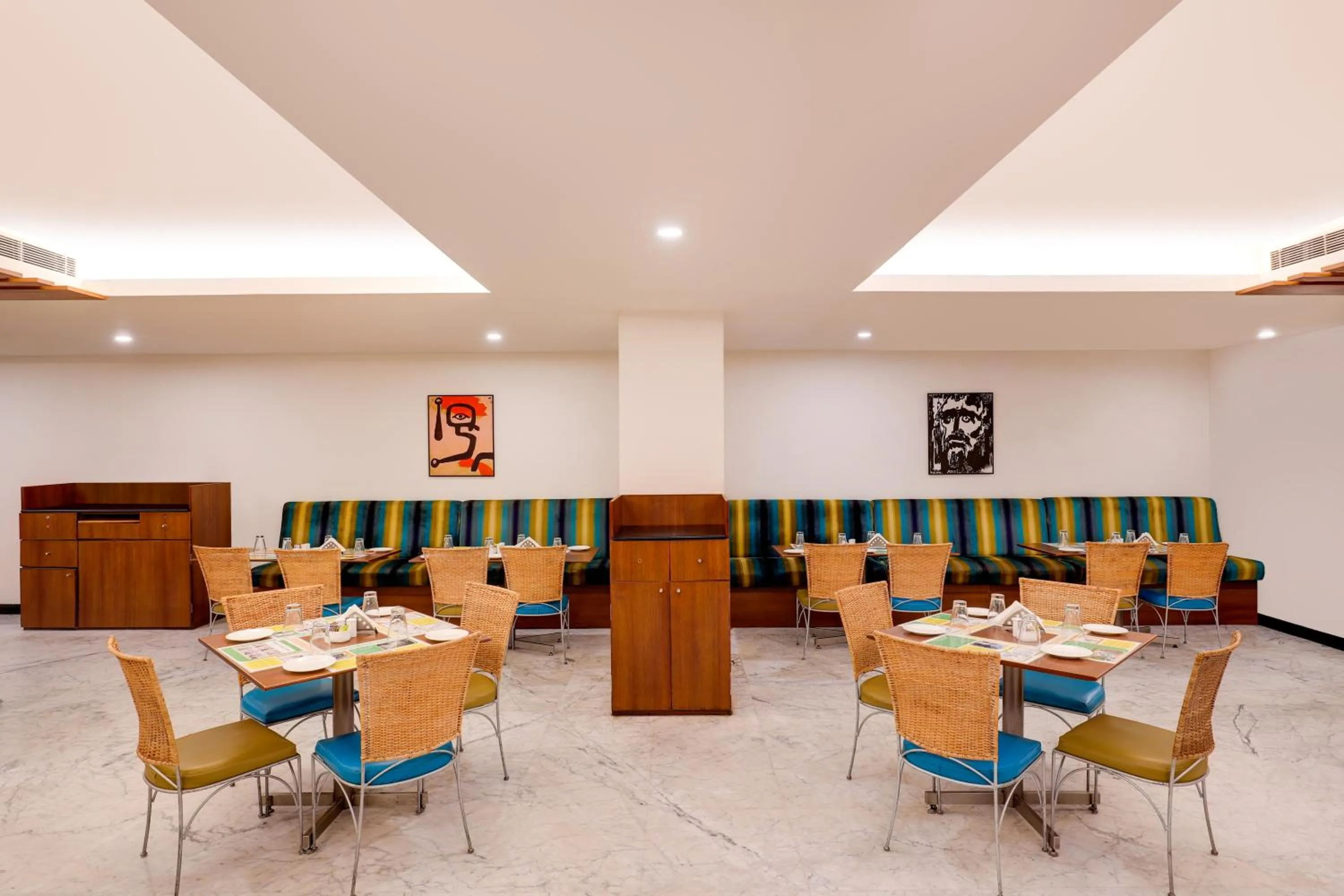 Restaurant/places to eat in Lemon Tree Hotel, Indore