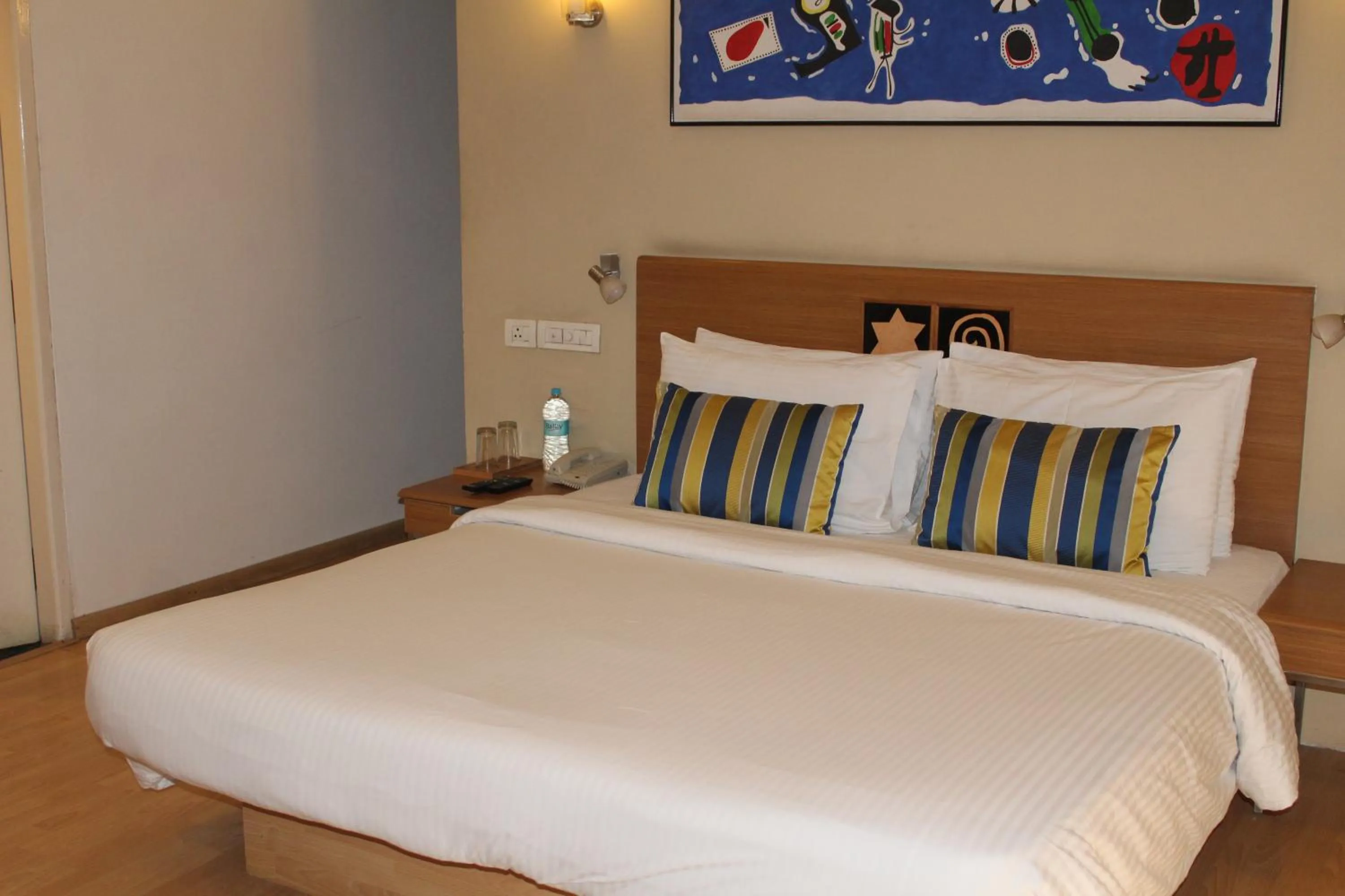 Bedroom, Bed in Lemon Tree Hotel, Indore
