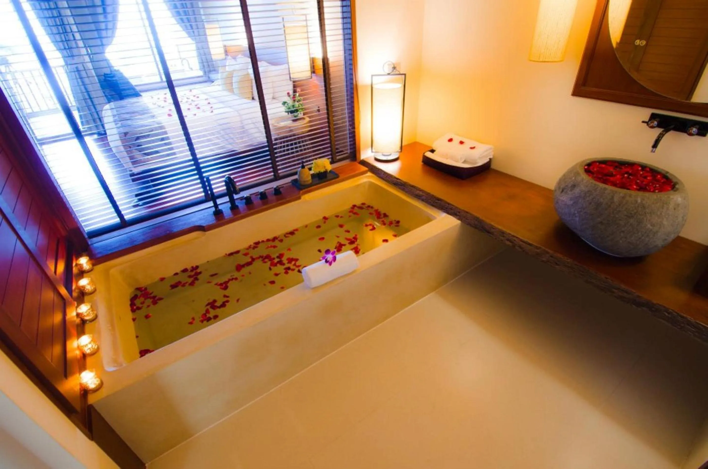 Shower, Bed in Chantaramas Beach Resort Koh Phangan