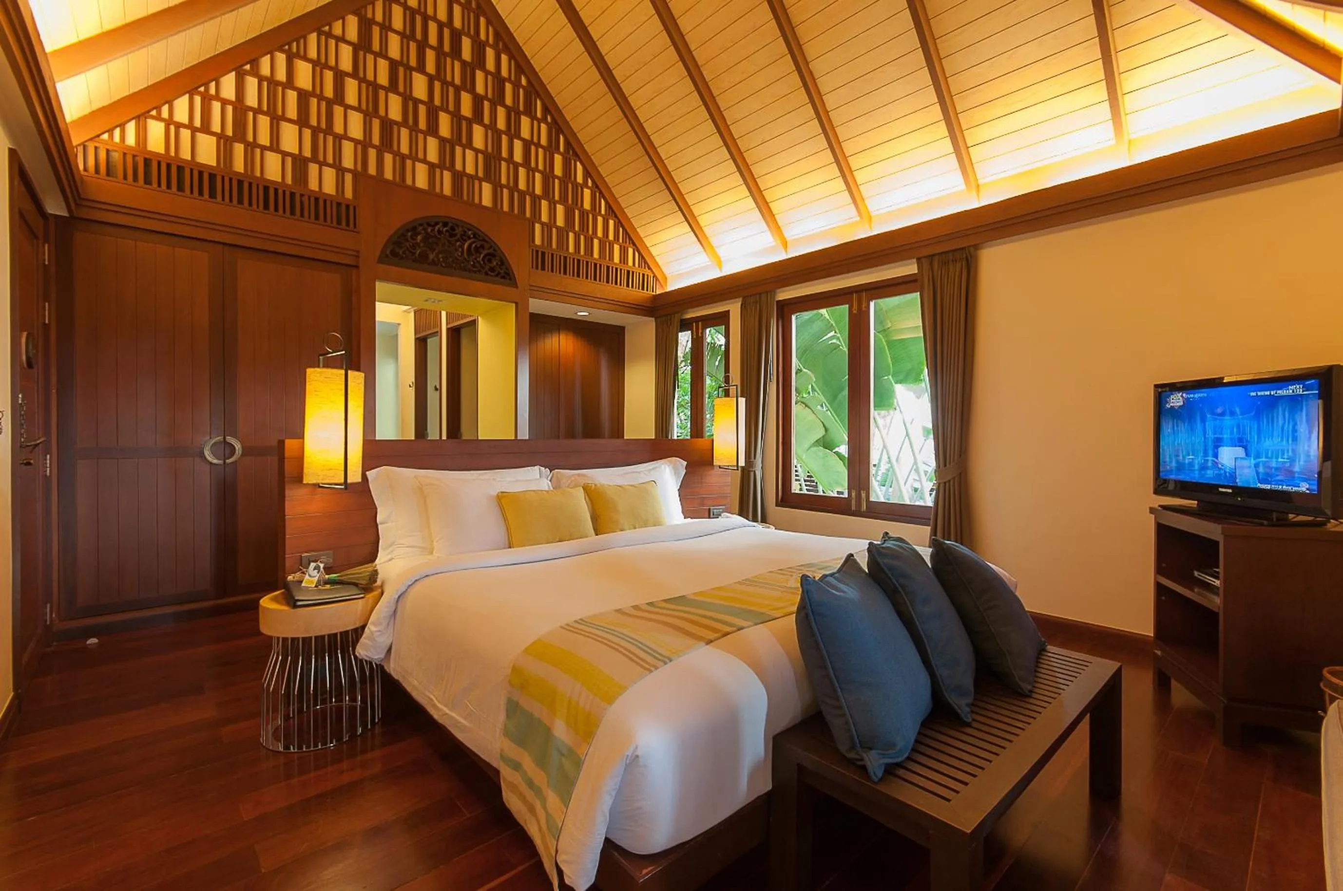 Bathroom, Bed in Chantaramas Beach Resort Koh Phangan