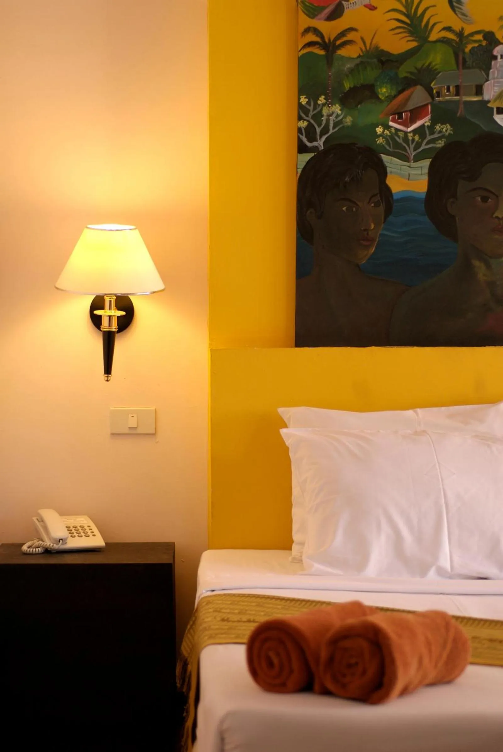 Photo of the whole room, Bed in Koh Ngai Cliff Beach Resort