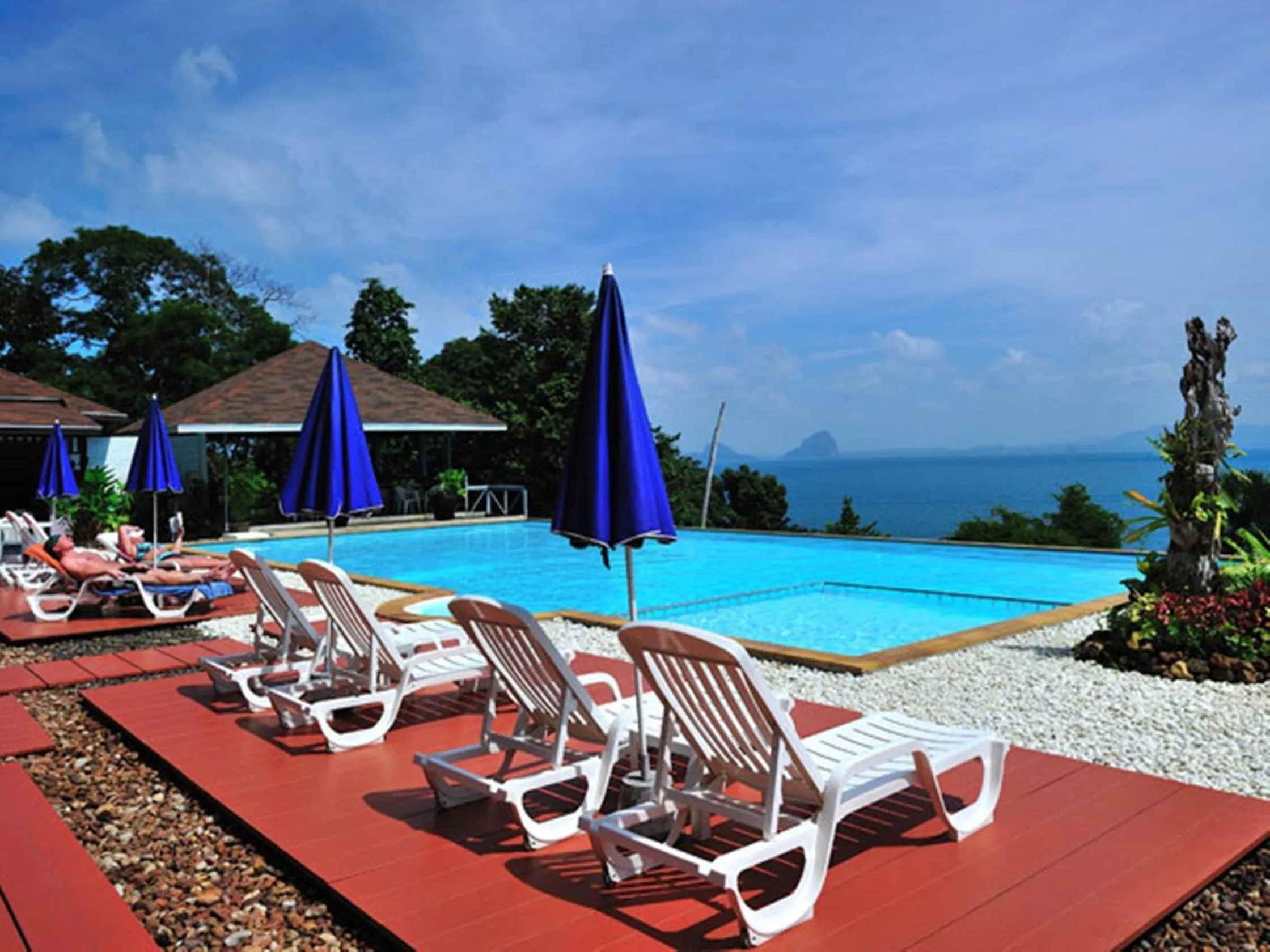 Swimming pool in Koh Ngai Cliff Beach Resort