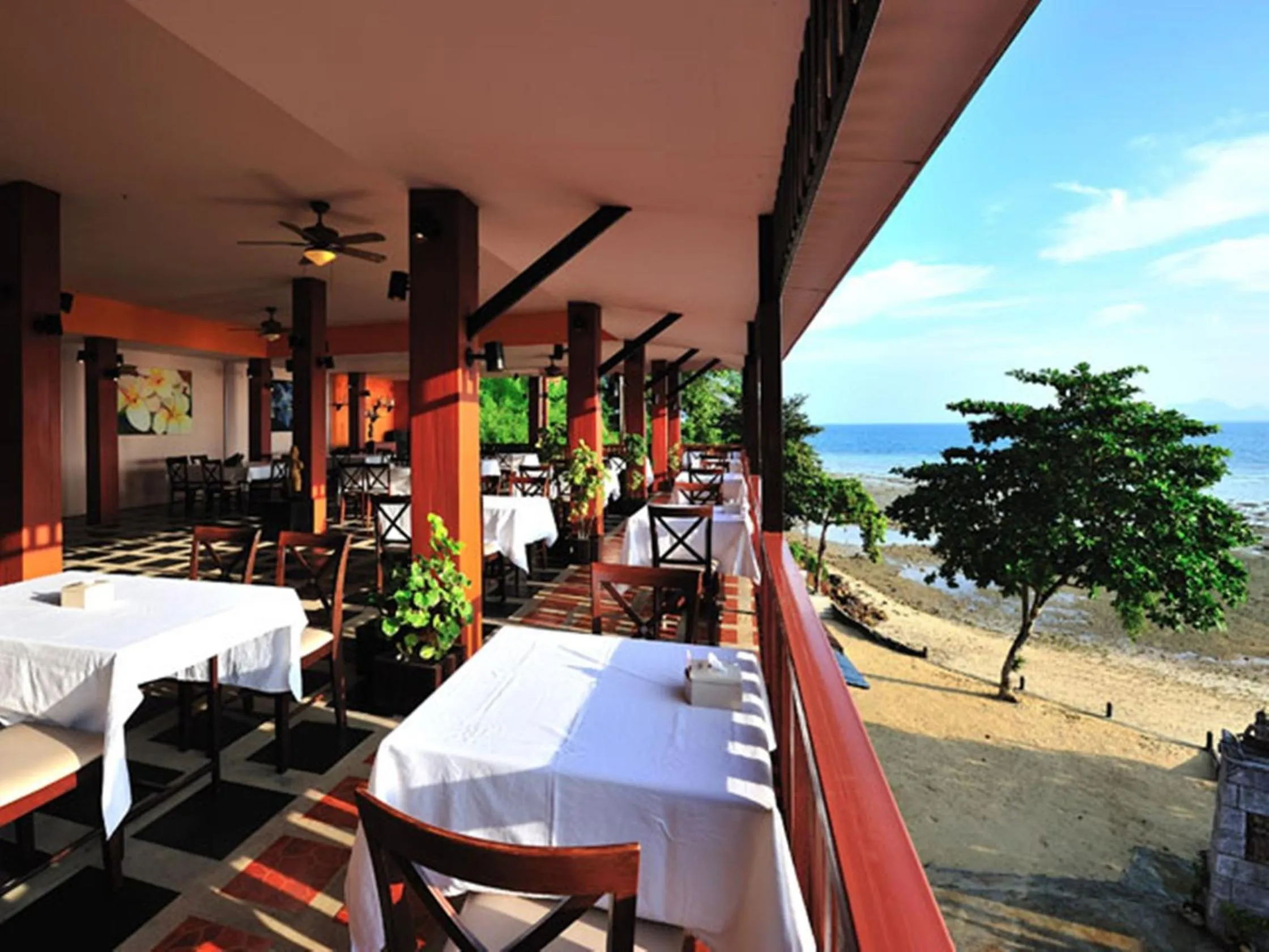Restaurant/places to eat in Koh Ngai Cliff Beach Resort