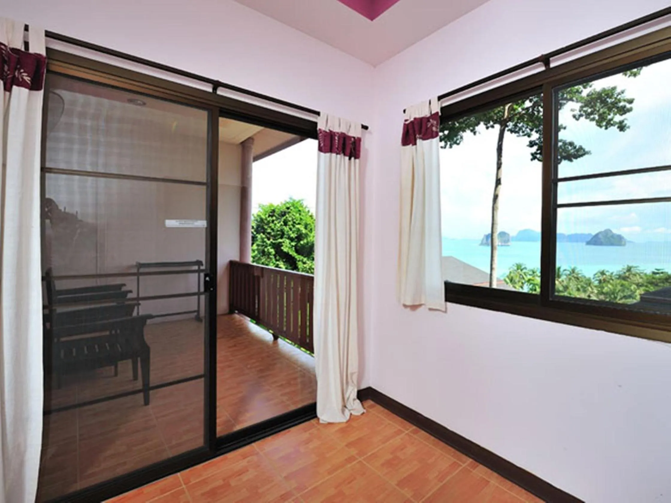 Balcony/Terrace in Koh Ngai Cliff Beach Resort