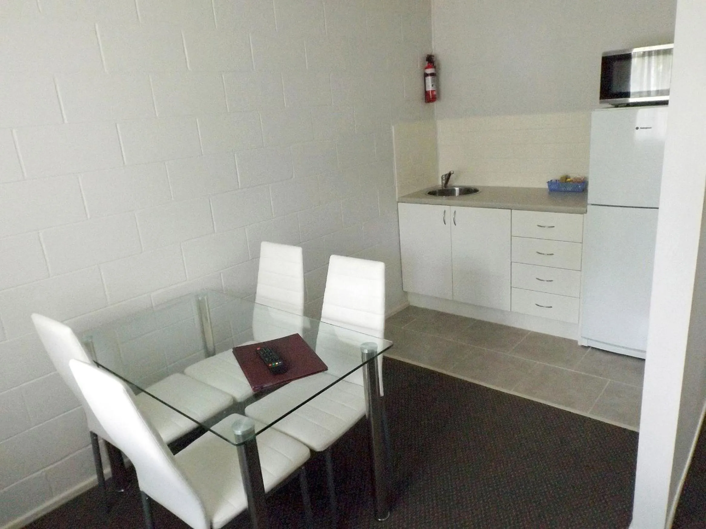 Kitchen or kitchenette in Puffers Inn