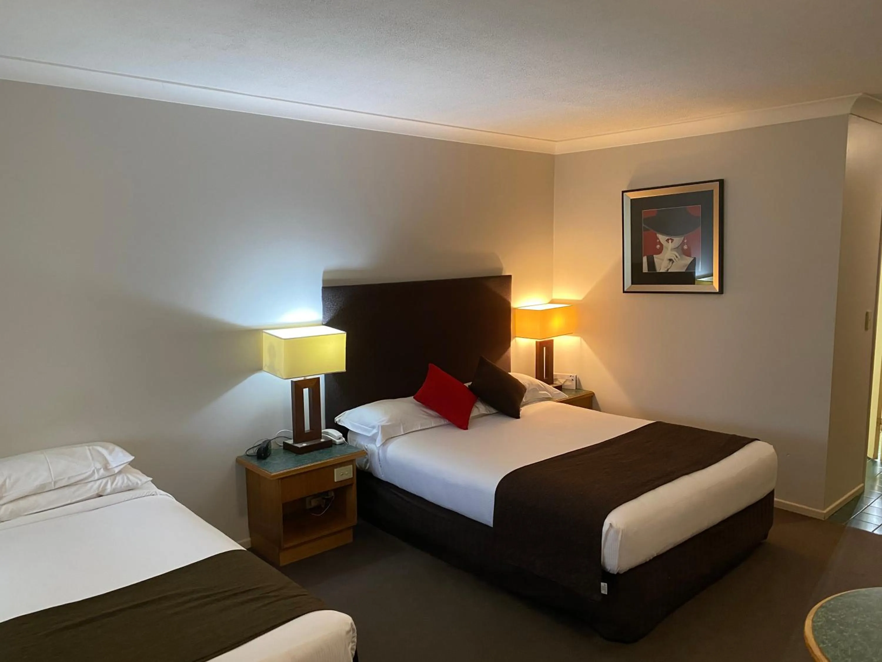 Photo of the whole room, Bed in Puffers Inn