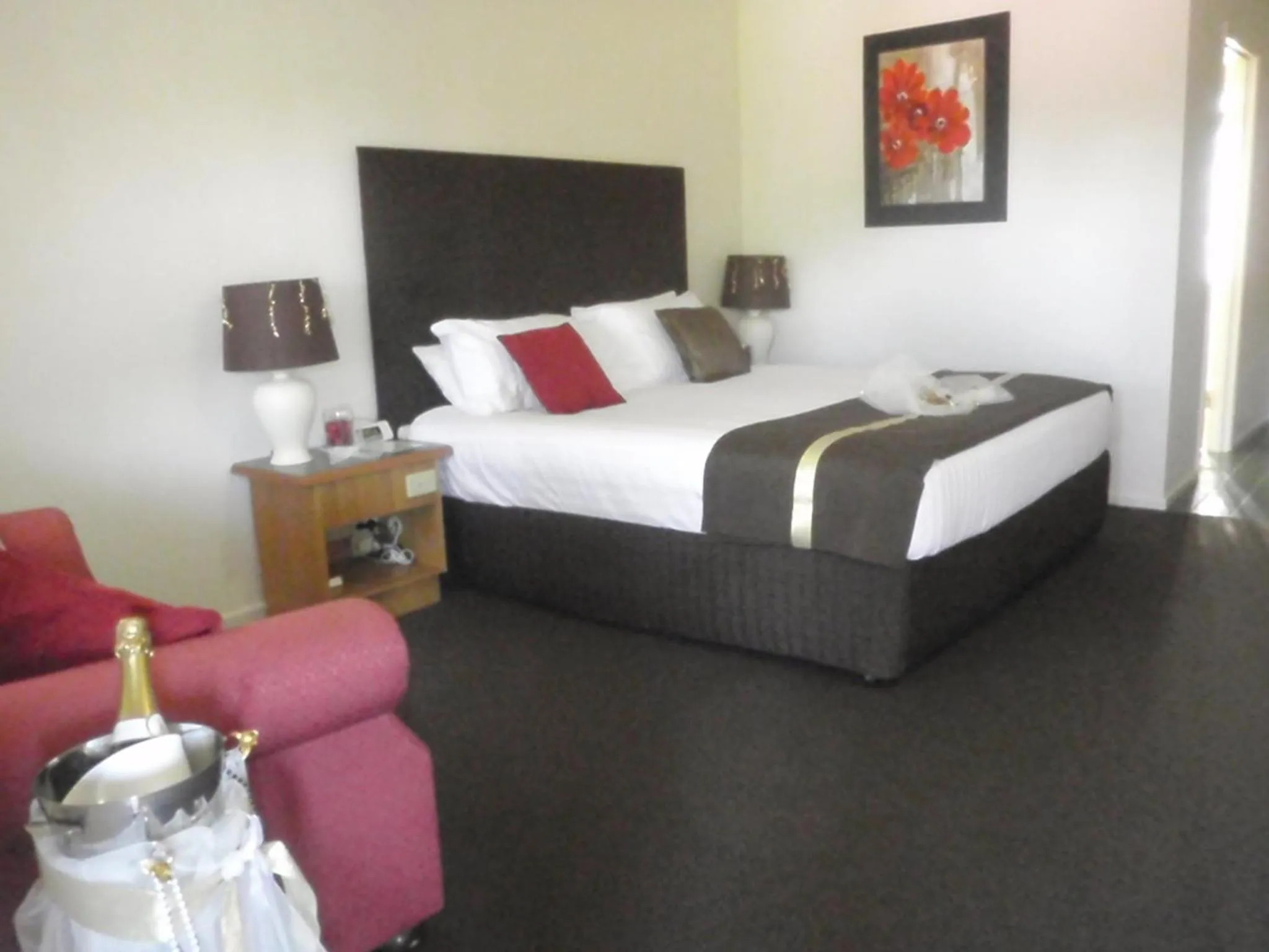 Photo of the whole room, Bed in Puffers Inn