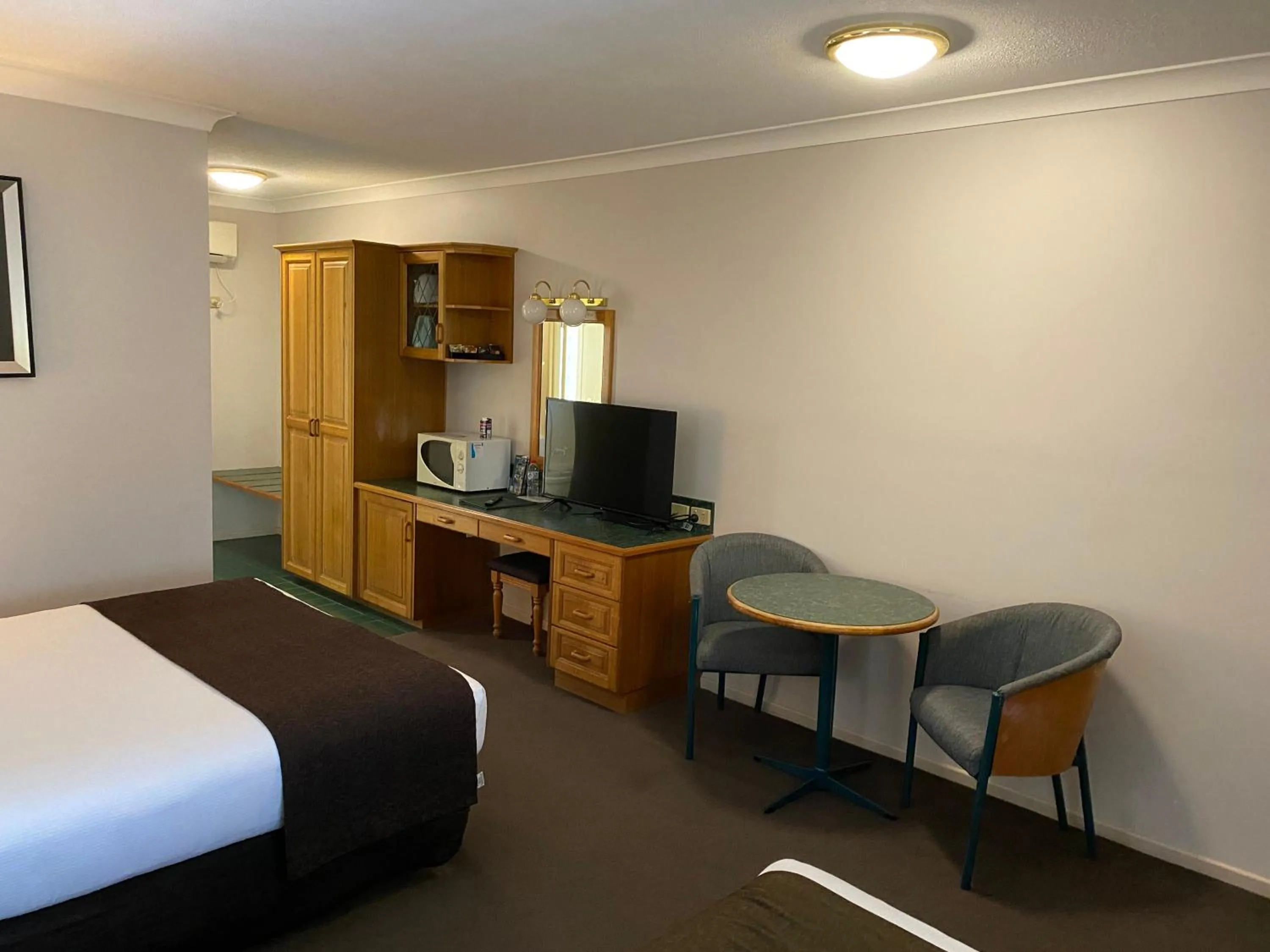 Photo of the whole room, Bed in Puffers Inn