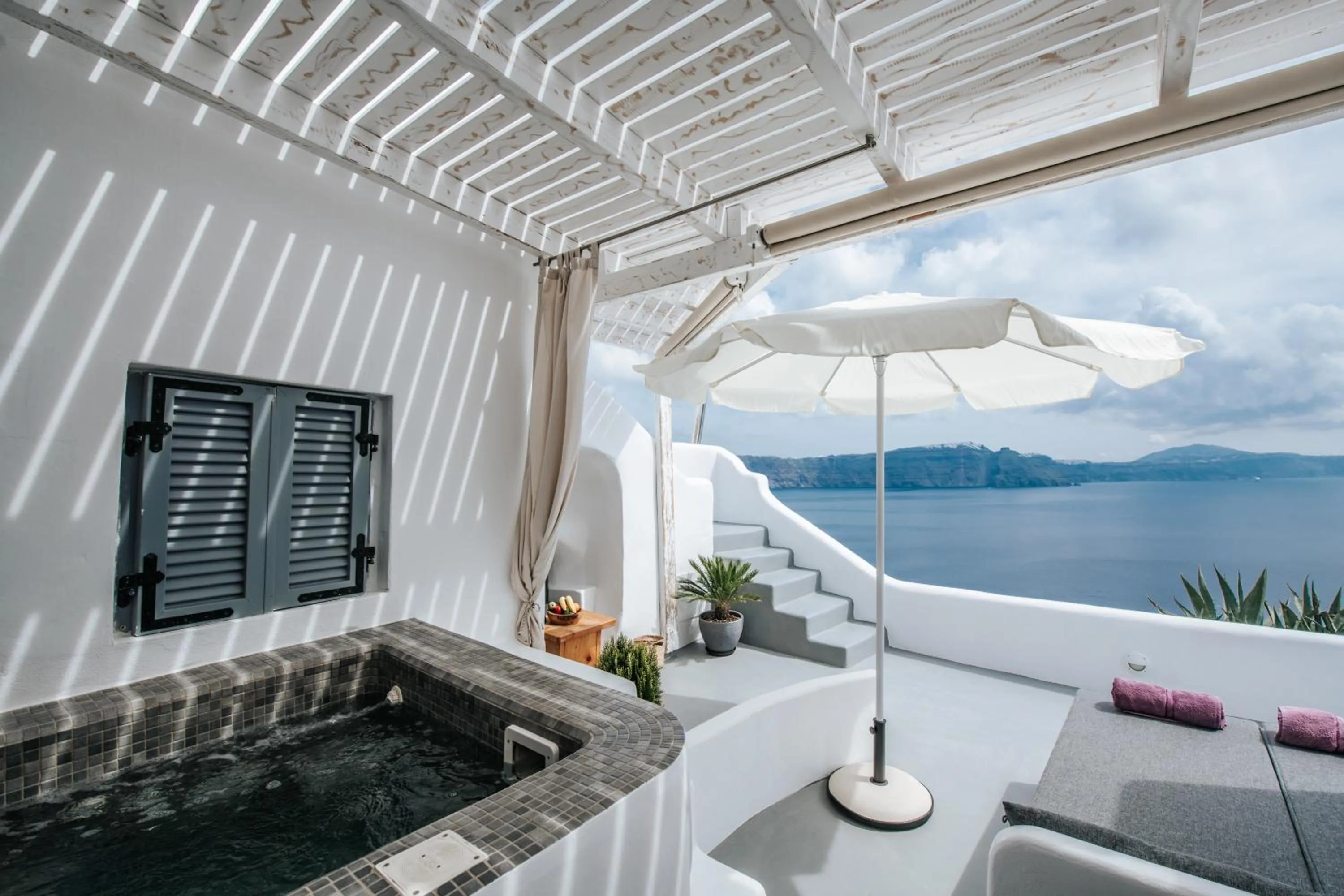 Hot Tub in Virginia's Cave Villas