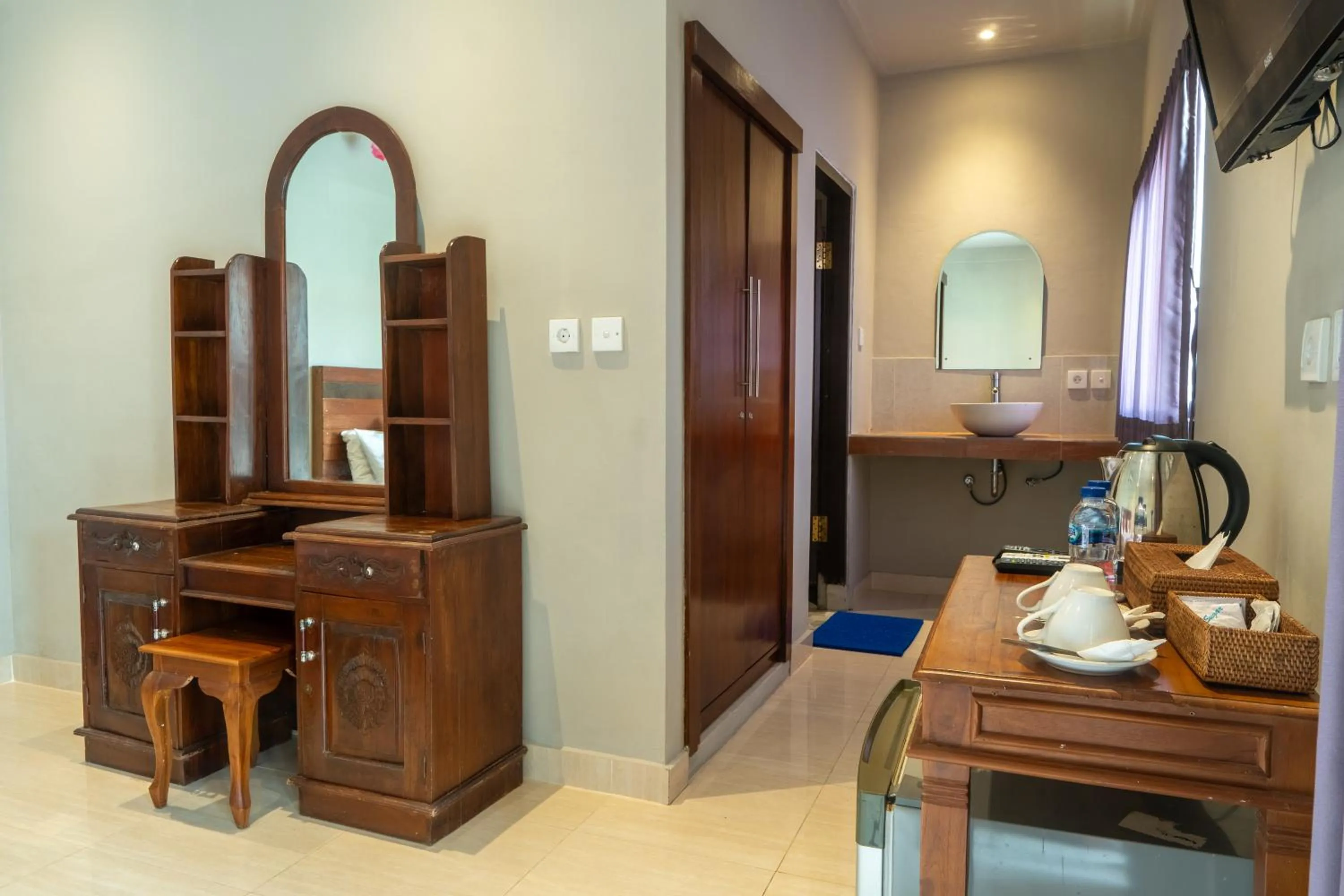 hair dresser in Warsa's Garden Bungalow and Spa