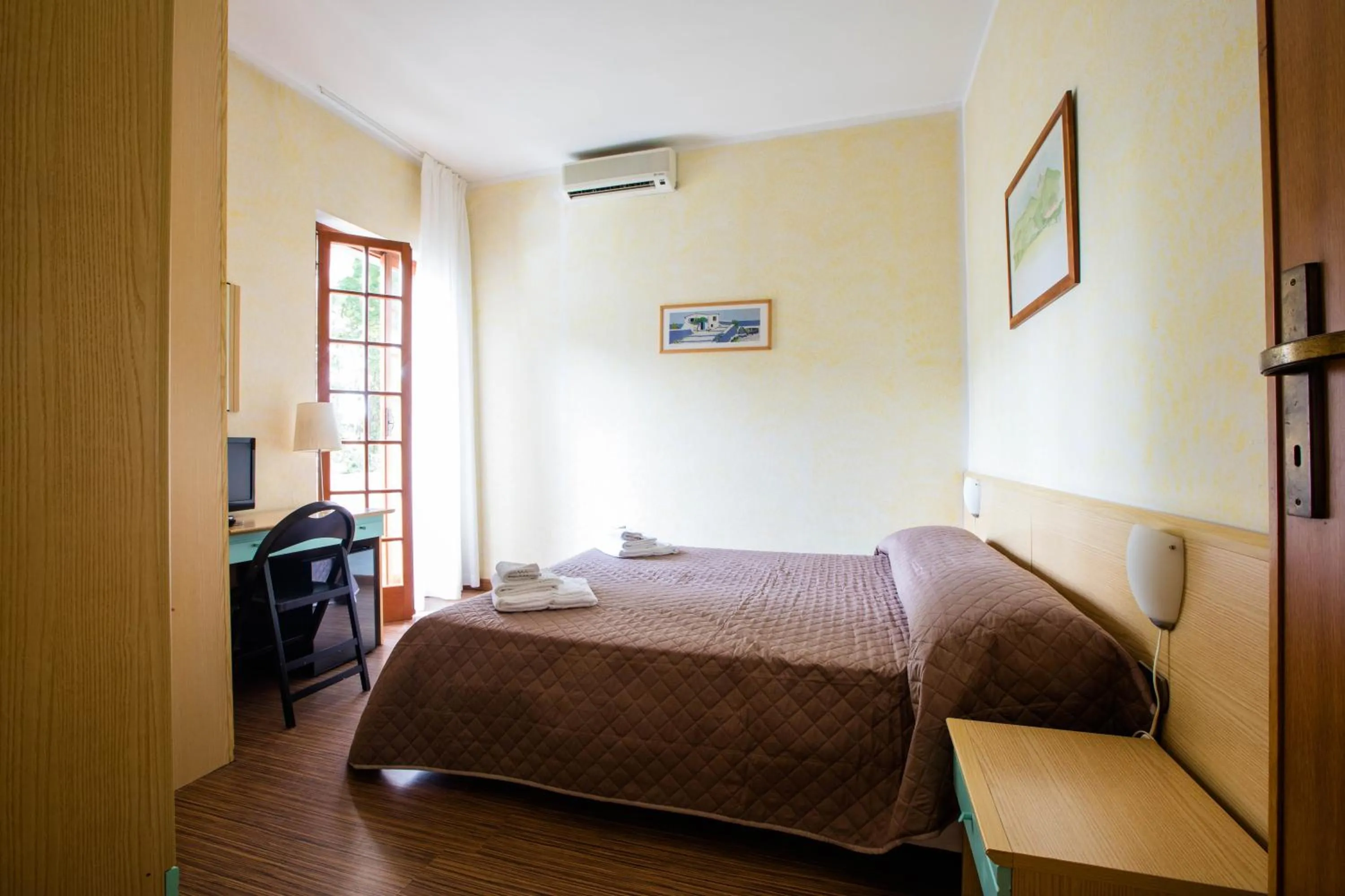 Bedroom in Hotel La Tavernetta dei Ronchi