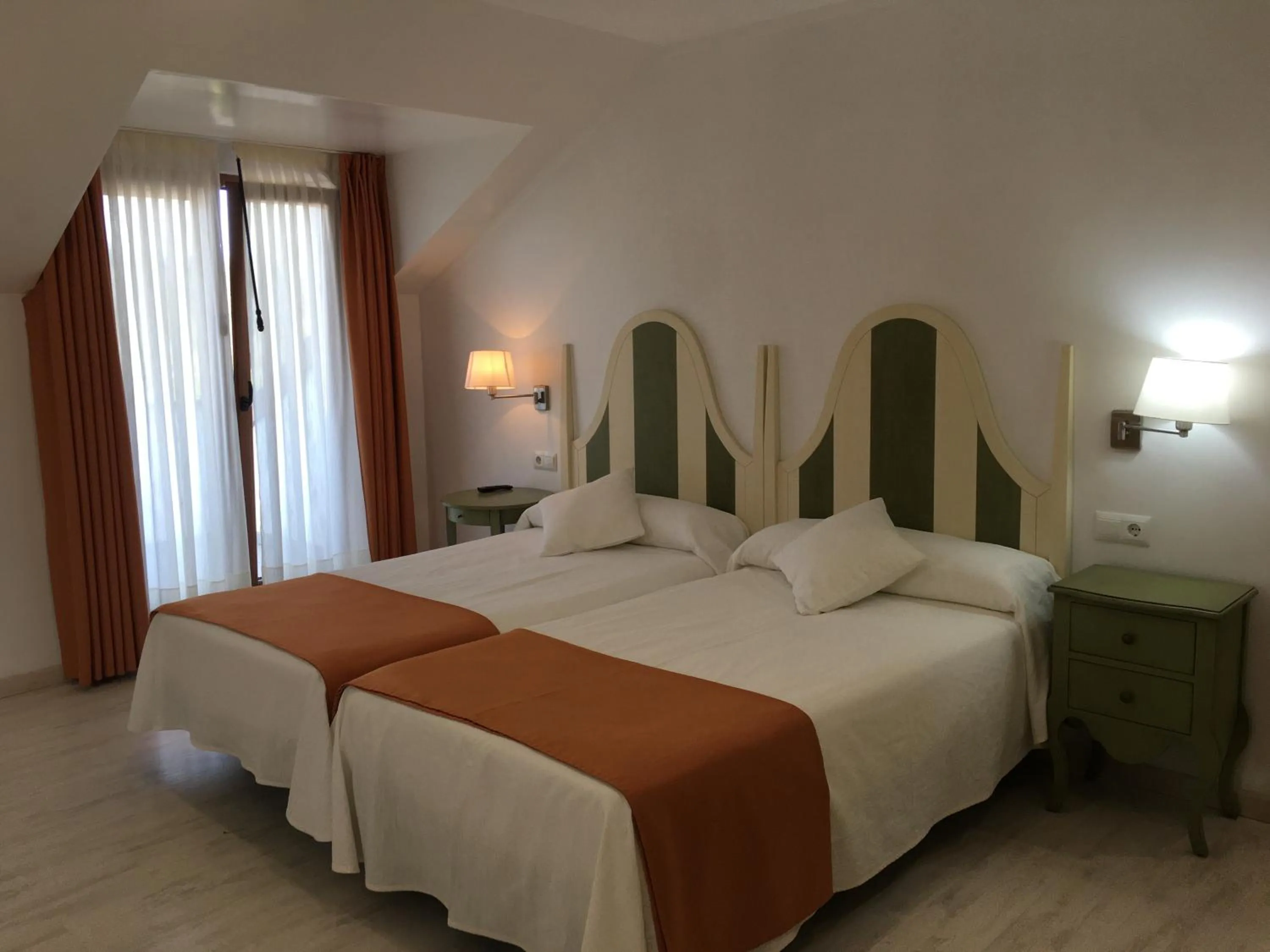 Bedroom, Bed in Hotel Valle de Cabezón