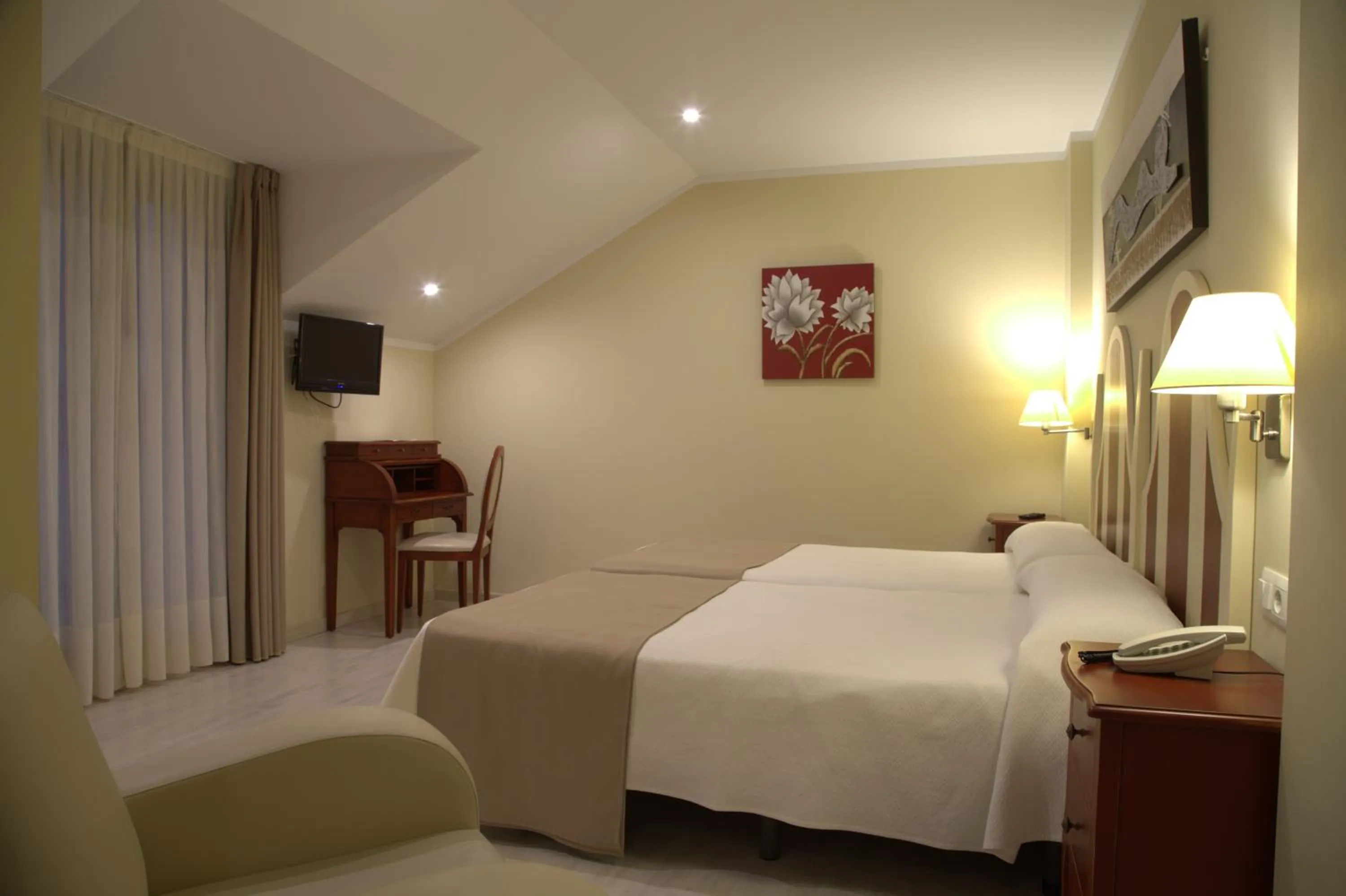 Bedroom, Bed in Hotel Valle de Cabezón