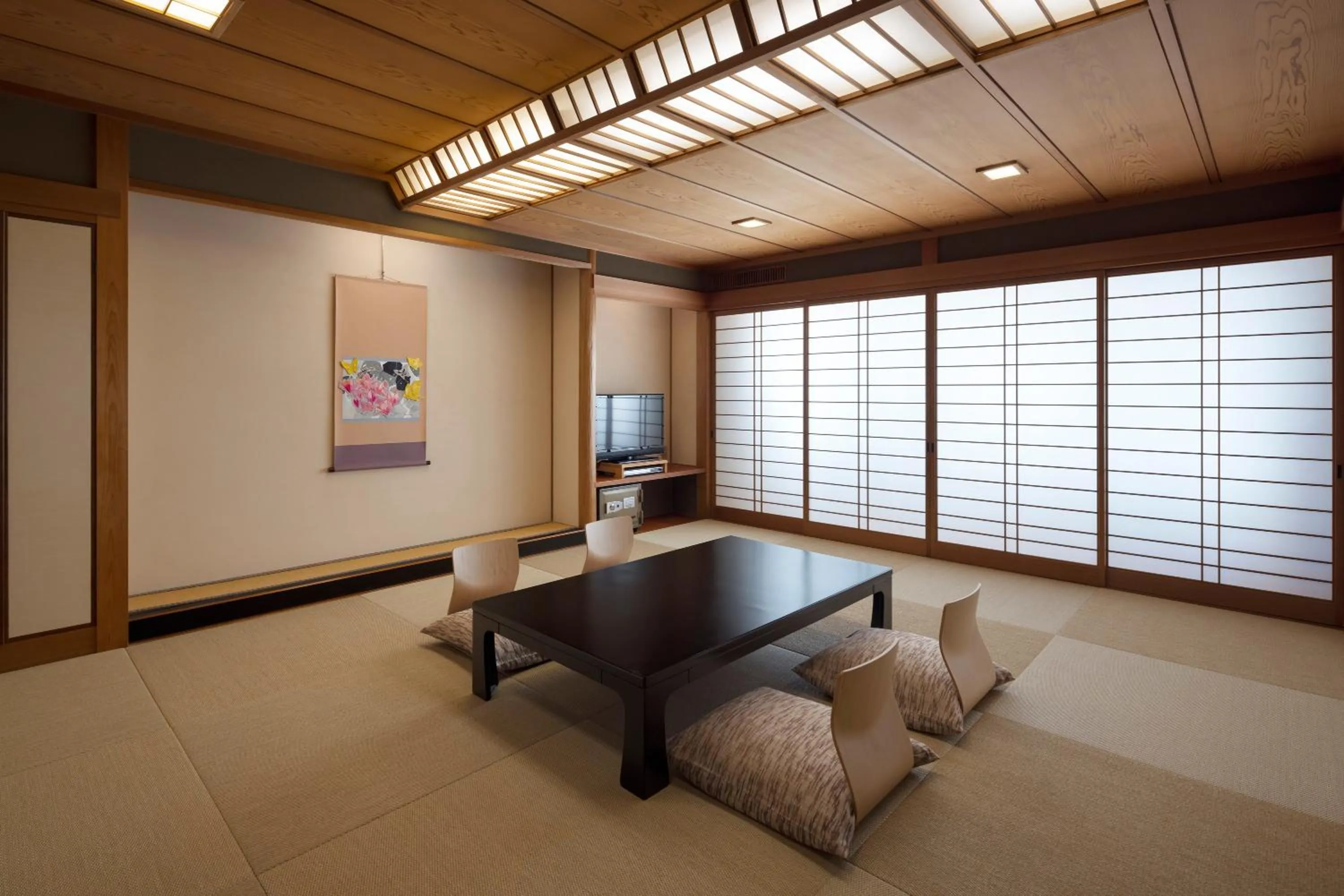 Photo of the whole room in Mikuniya