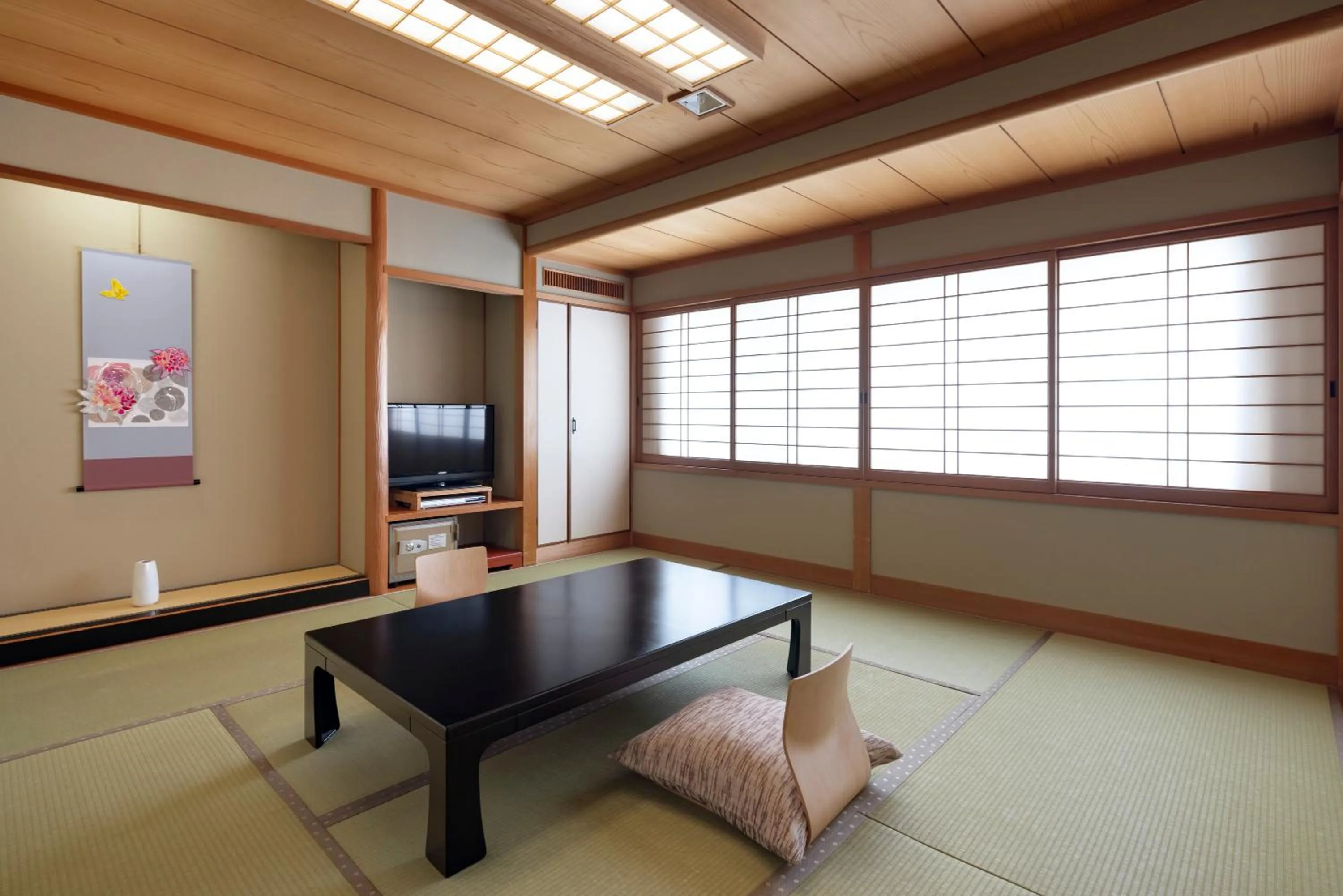 Photo of the whole room in Mikuniya