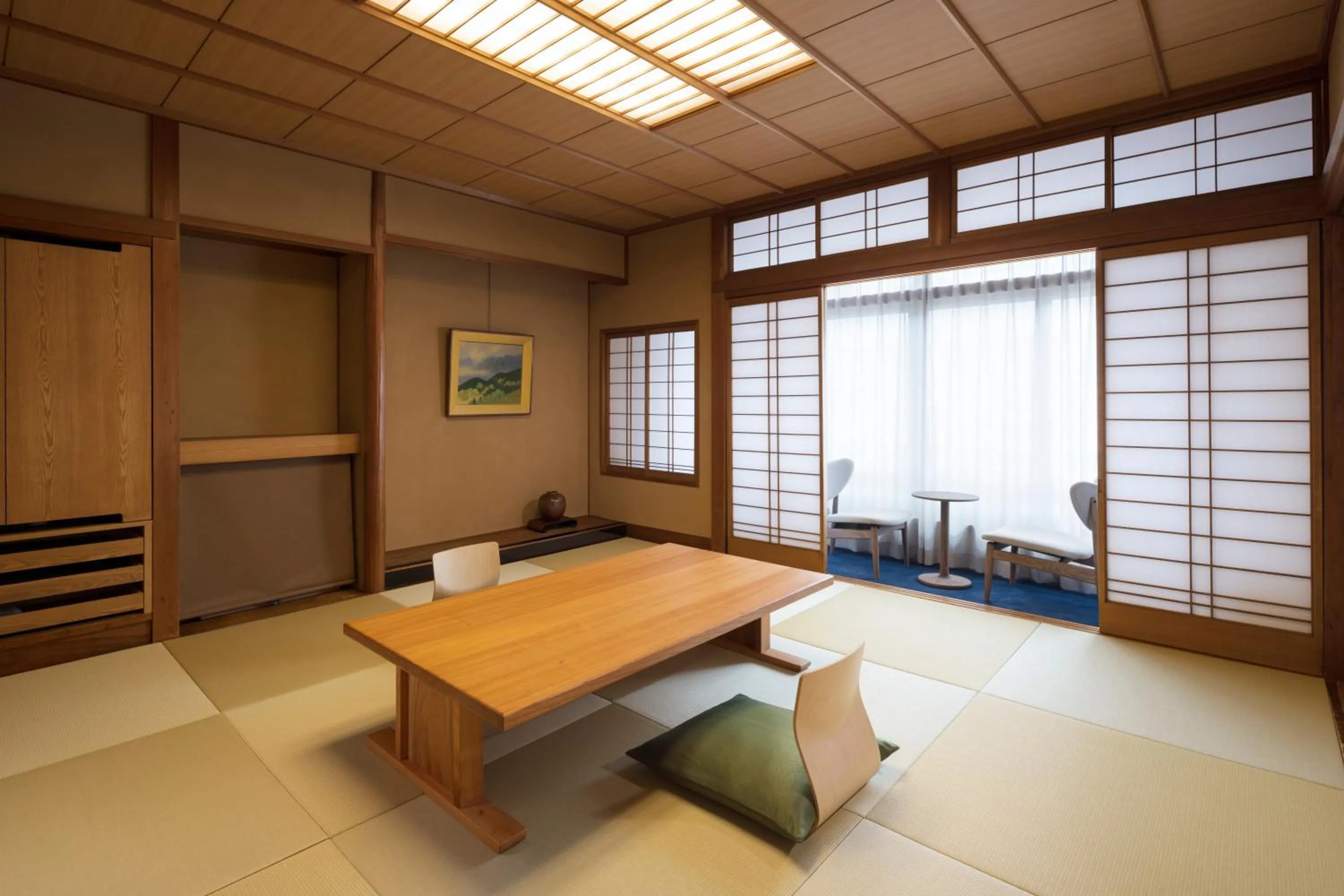 Photo of the whole room in Mikuniya