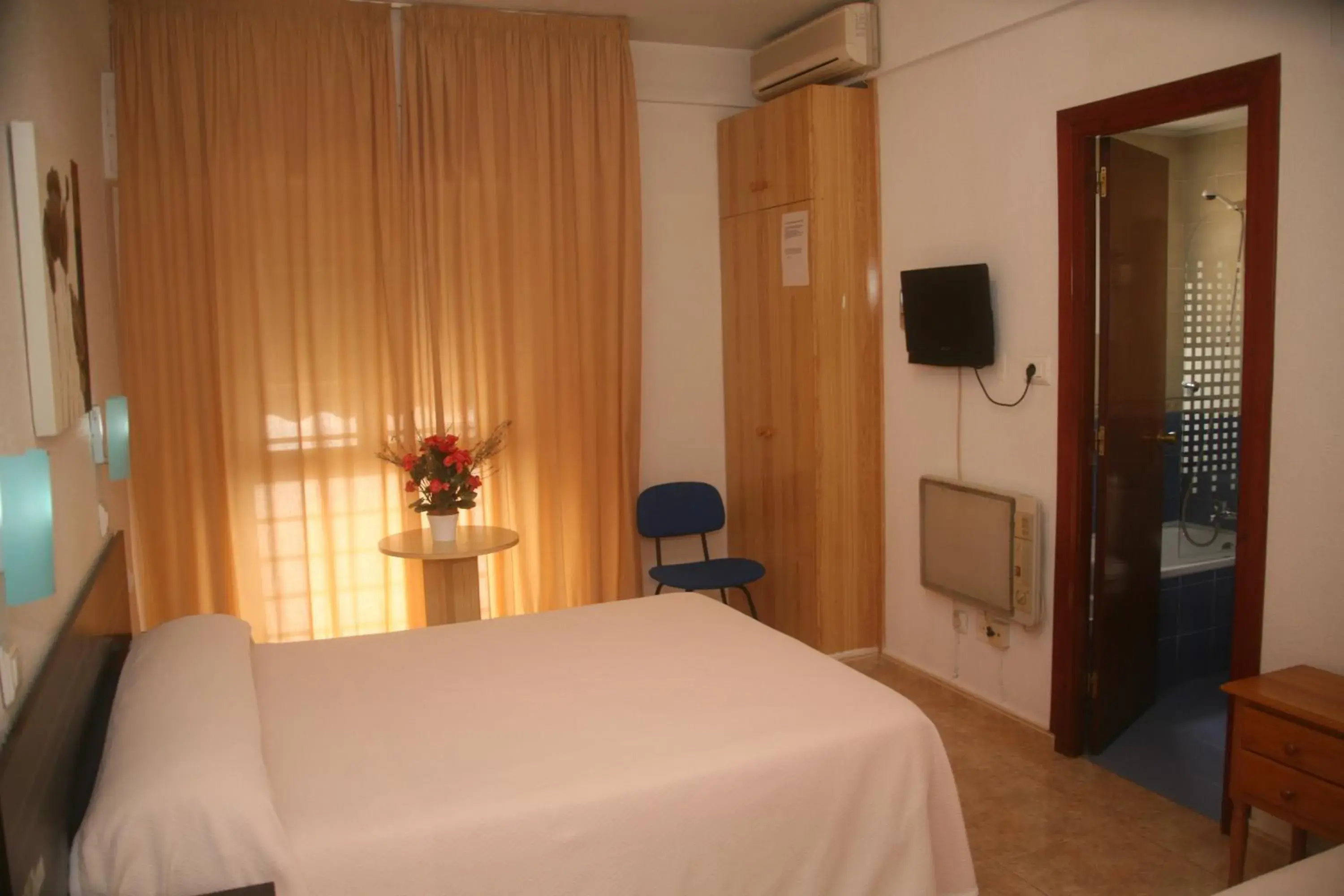 Standard Double Room in Hostal El Altet Standard Double Room in Hostal El Altet