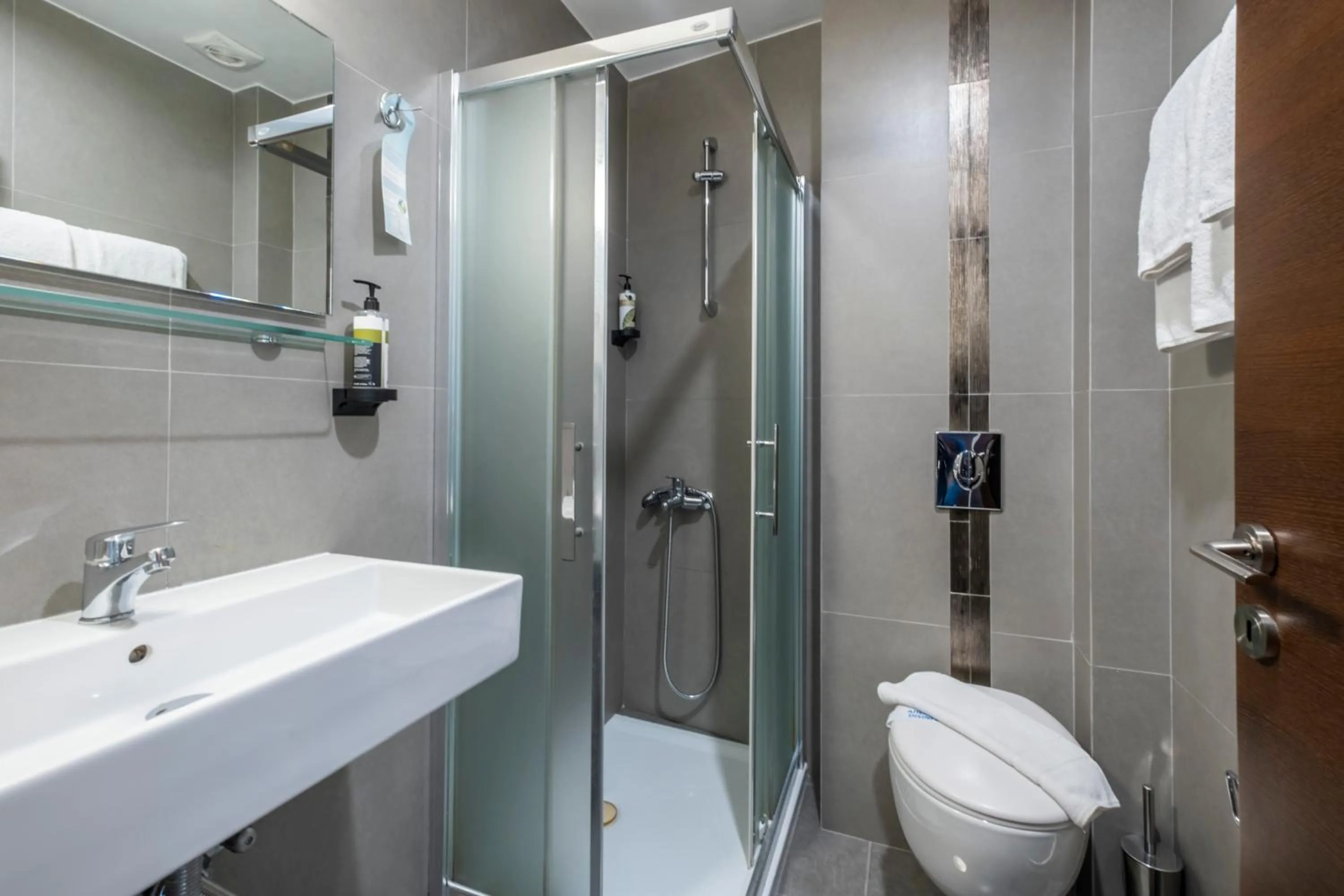 Shower in Harmony Hotel Nafplio