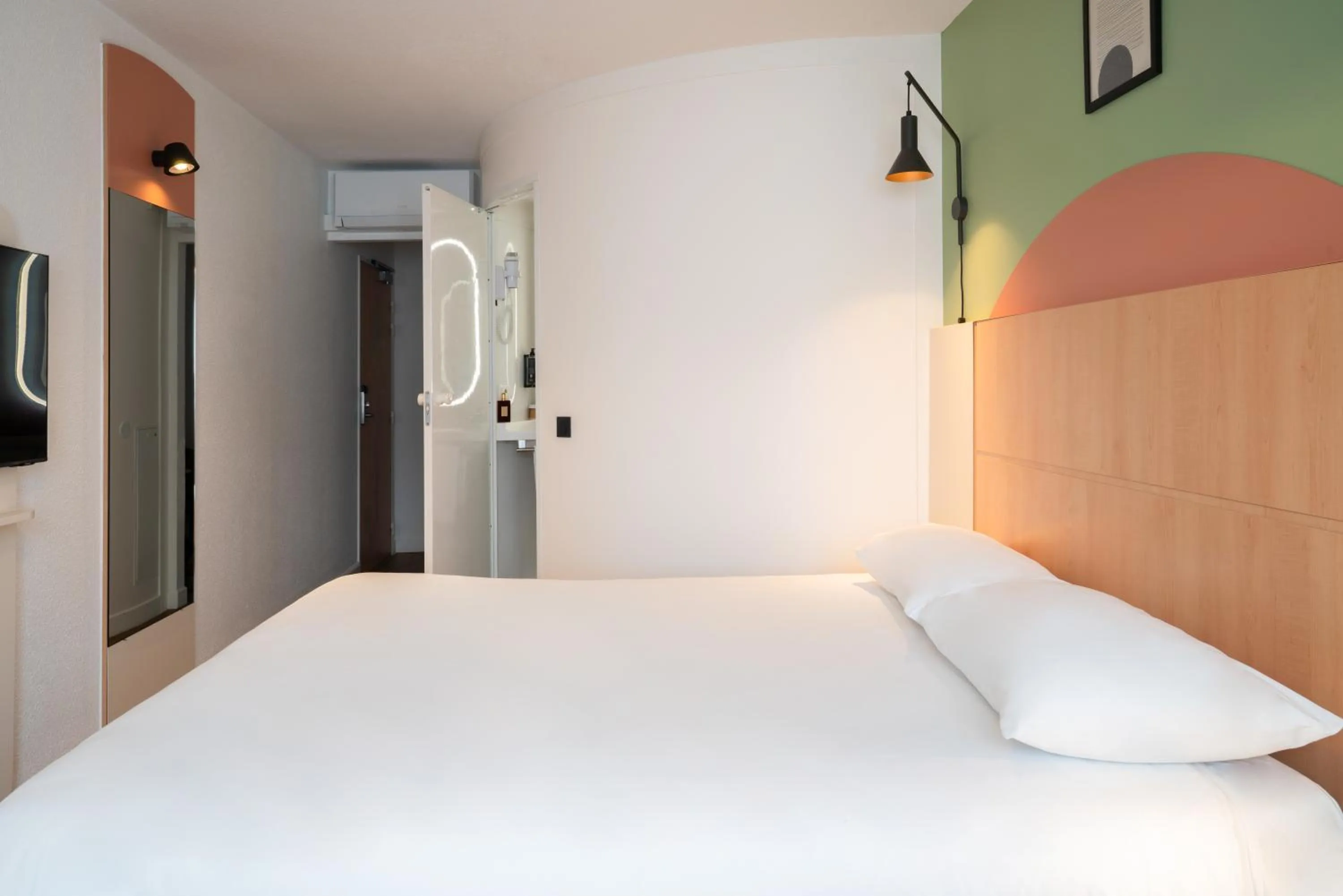 Photo of the whole room, Bed in ibis Marne La Vallée Val d'Europe