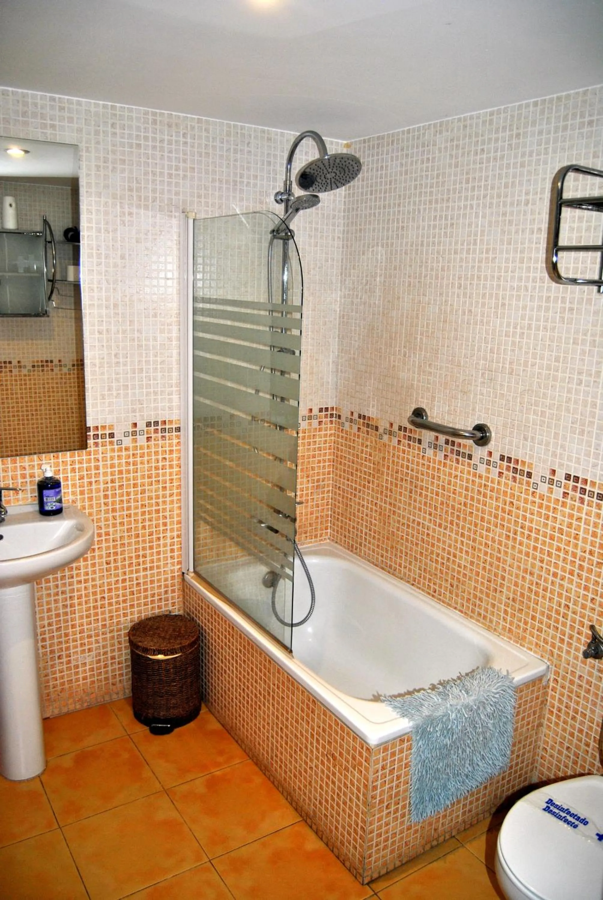 Shower in Apartahotel Rural CollaRubio Luxury