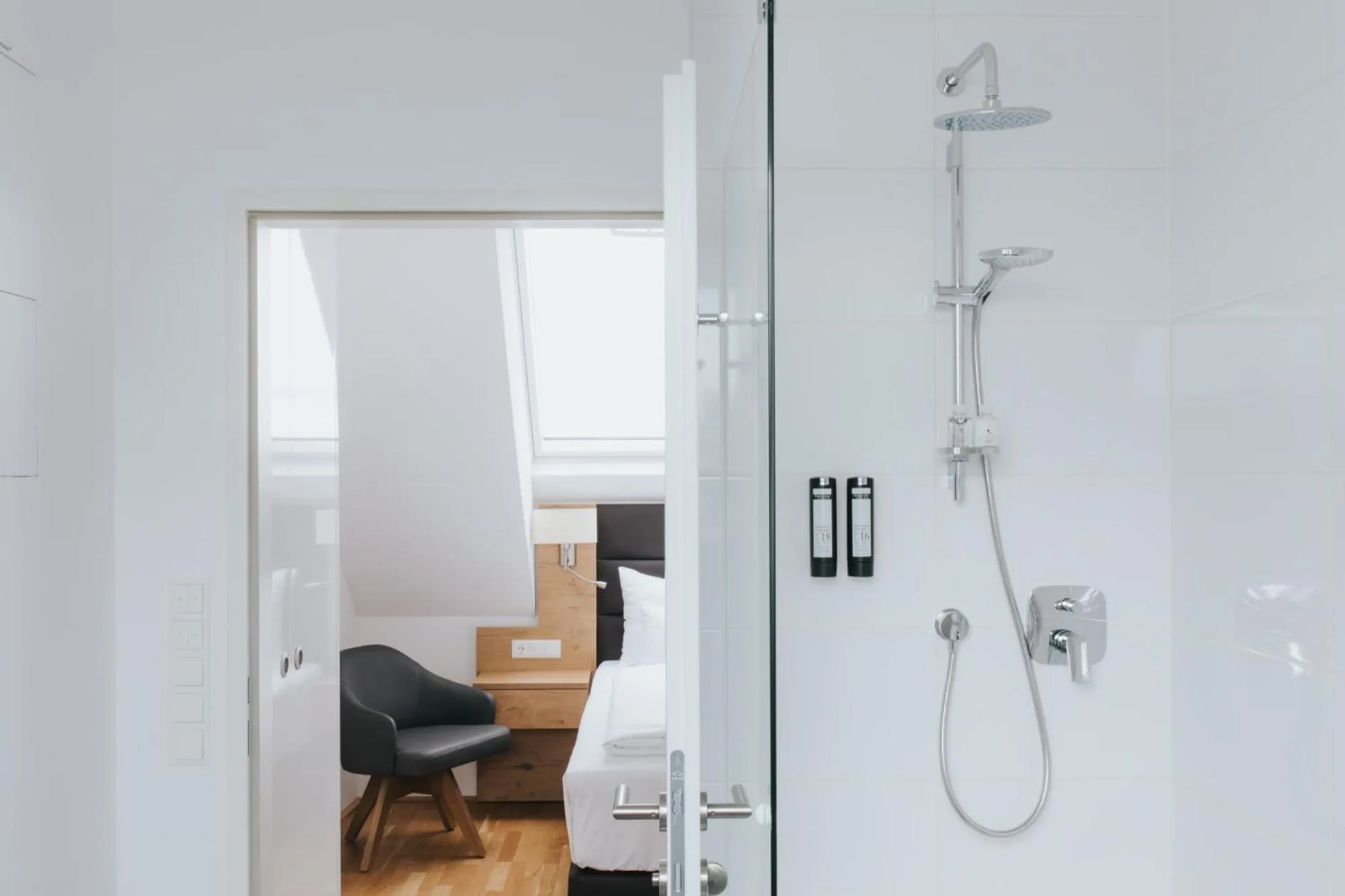 Shower in Parks 73 The Townhouse Hotel